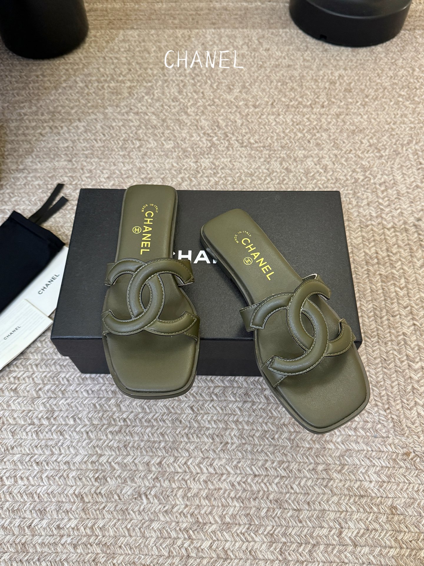 Chanel小香C家2026 断货王 早春新款拖鞋 经典双 C 扣饰，俏皮中带点性感，穿起来就是甜美女孩