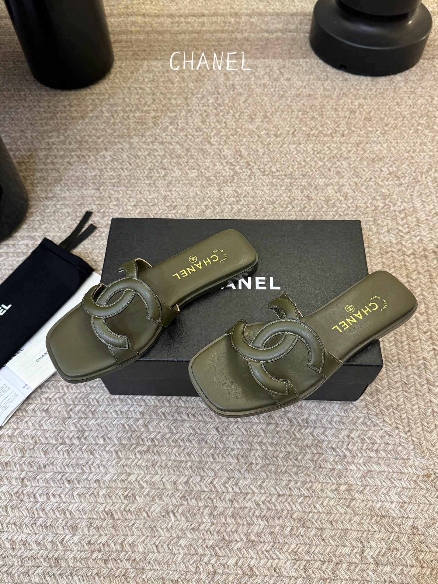 Chanel小香C家2026 断货王 早春新款拖鞋 经典双 C 扣饰，俏皮中带点性感，穿起来就是甜美女孩