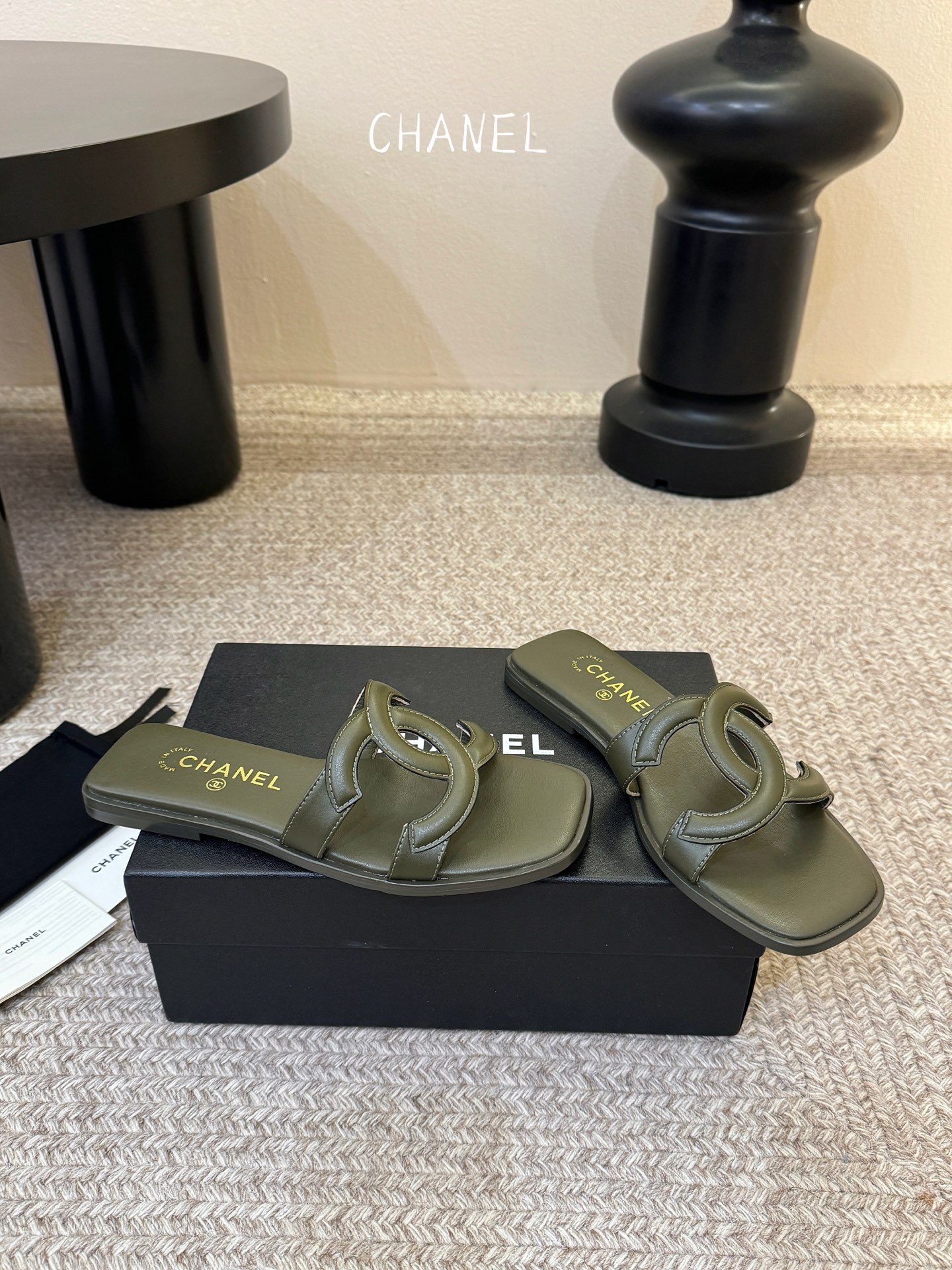 Chanel小香C家2026 断货王 早春新款拖鞋 经典双 C 扣饰，俏皮中带点性感，穿起来就是甜美女孩