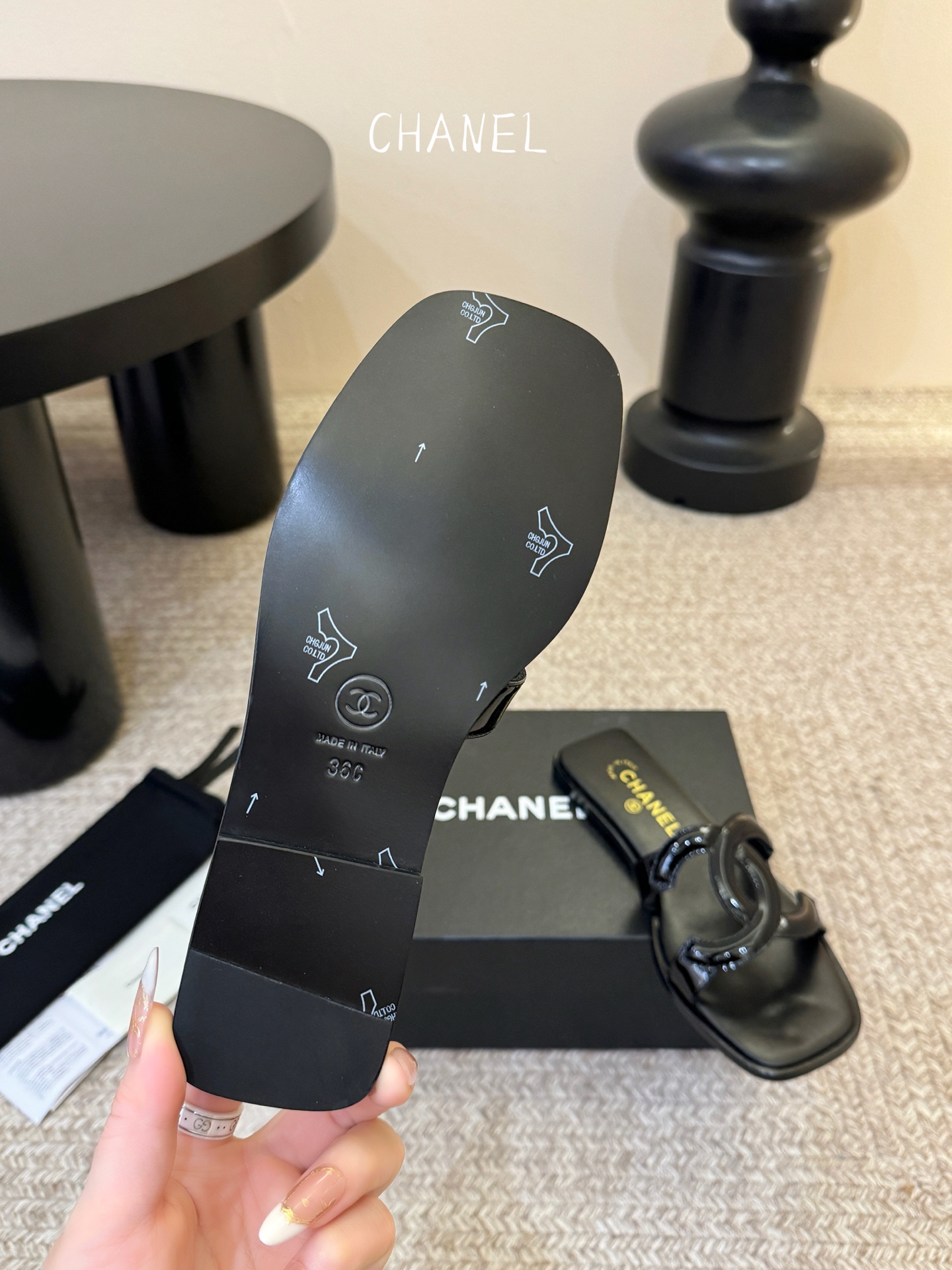 Chanel小香C家2026 断货王 早春新款拖鞋 经典双 C 扣饰，俏皮中带点性感，穿起来就是甜美女孩