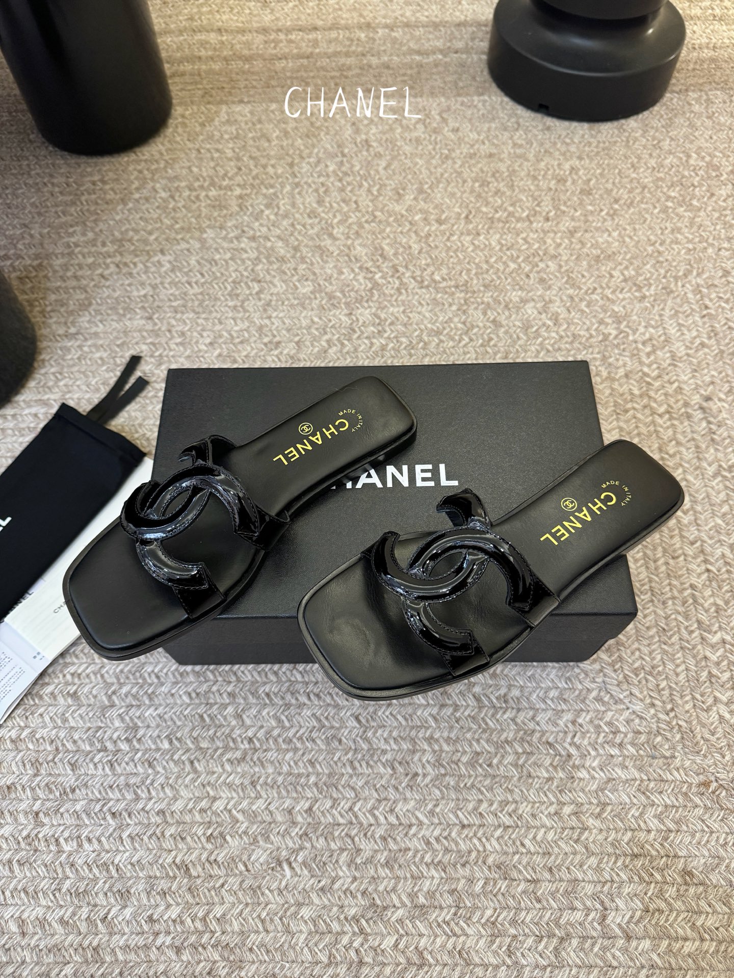 Chanel小香C家2026 断货王 早春新款拖鞋 经典双 C 扣饰，俏皮中带点性感，穿起来就是甜美女孩