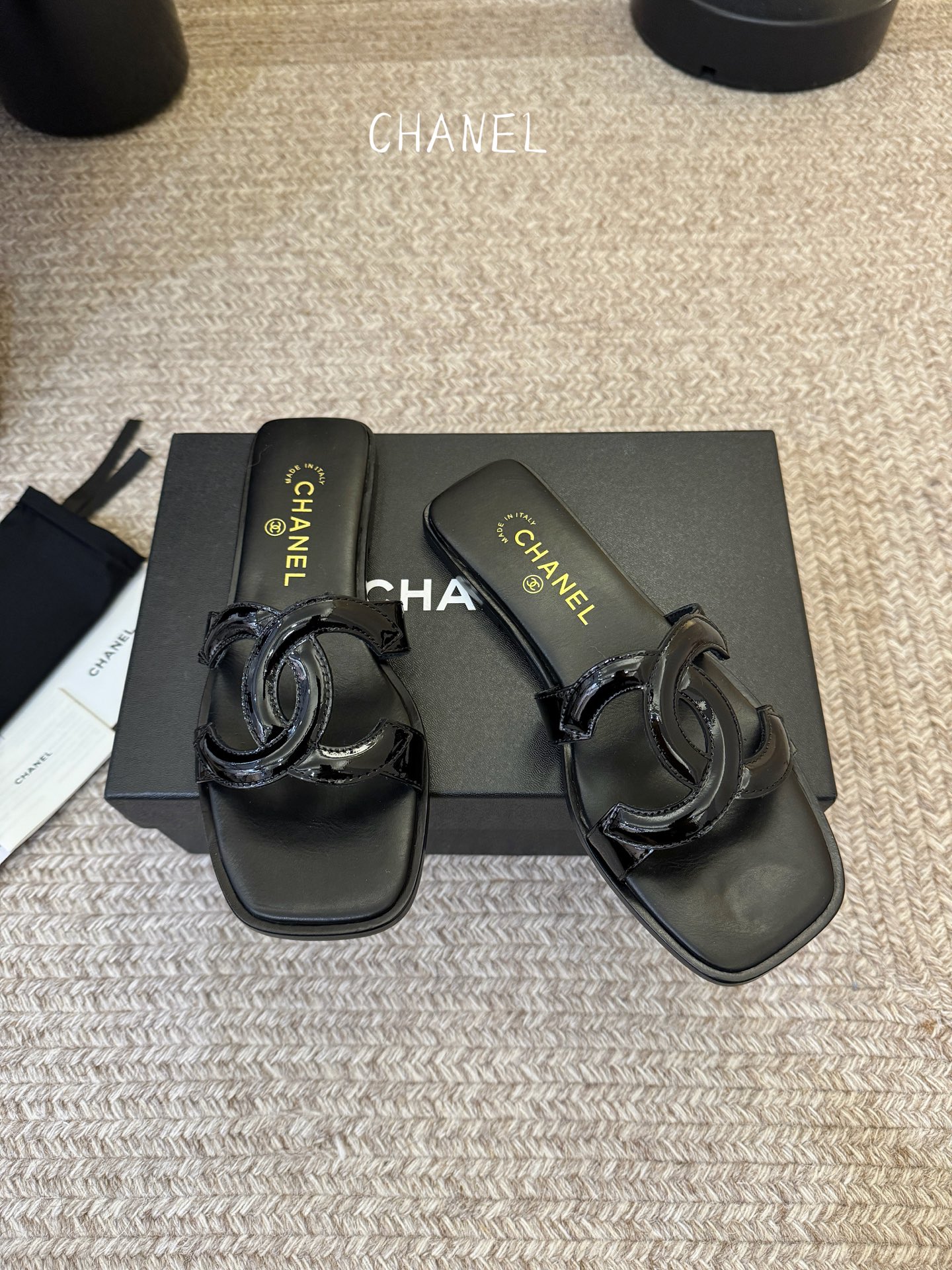 Chanel小香C家2026 断货王 早春新款拖鞋 经典双 C 扣饰，俏皮中带点性感，穿起来就是甜美女孩