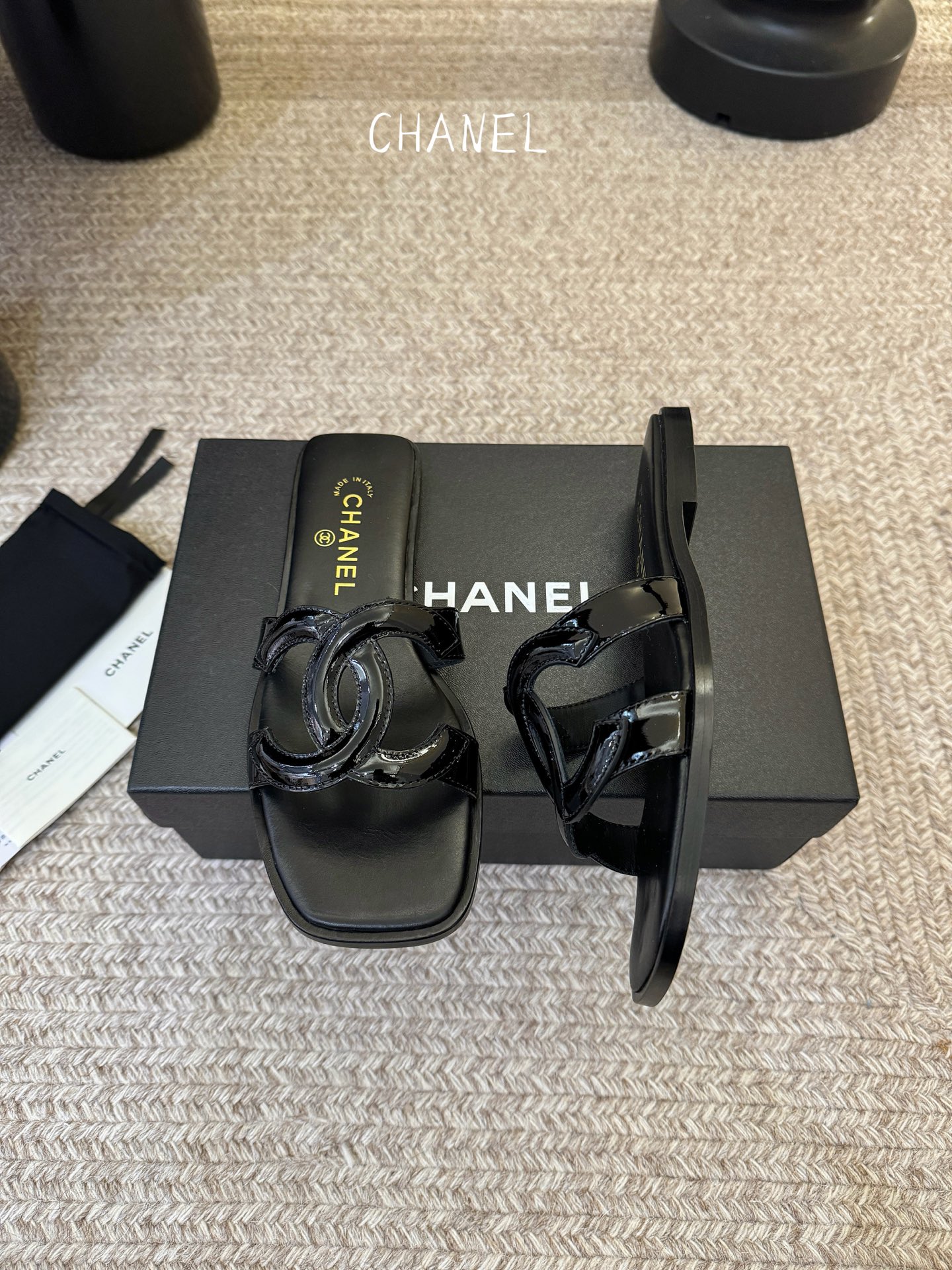 Chanel小香C家2026 断货王 早春新款拖鞋 经典双 C 扣饰，俏皮中带点性感，穿起来就是甜美女孩
