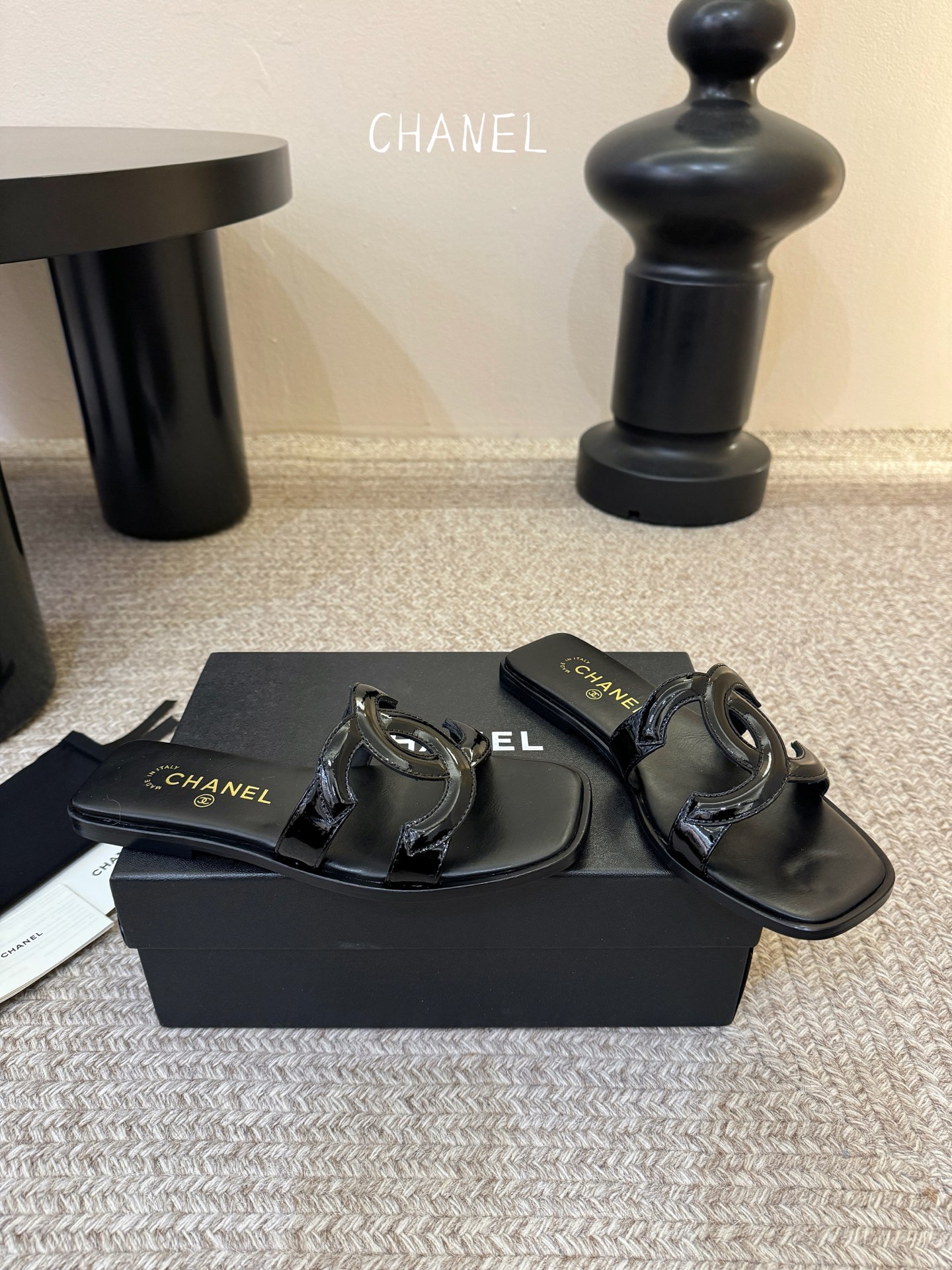 Chanel小香C家2026 断货王 早春新款拖鞋 经典双 C 扣饰，俏皮中带点性感，穿起来就是甜美女孩