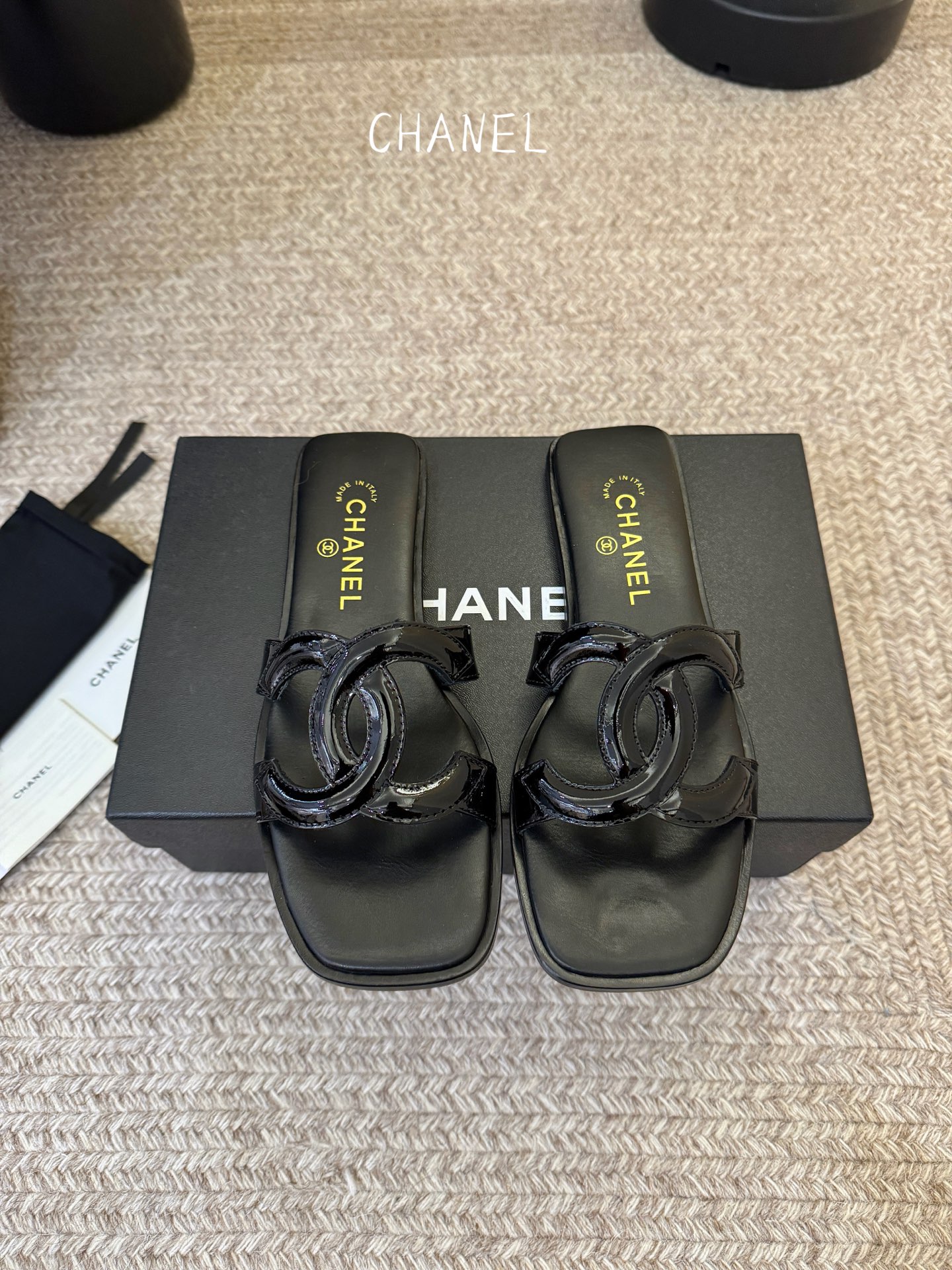 Chanel小香C家2026 断货王 早春新款拖鞋 经典双 C 扣饰，俏皮中带点性感，穿起来就是甜美女孩