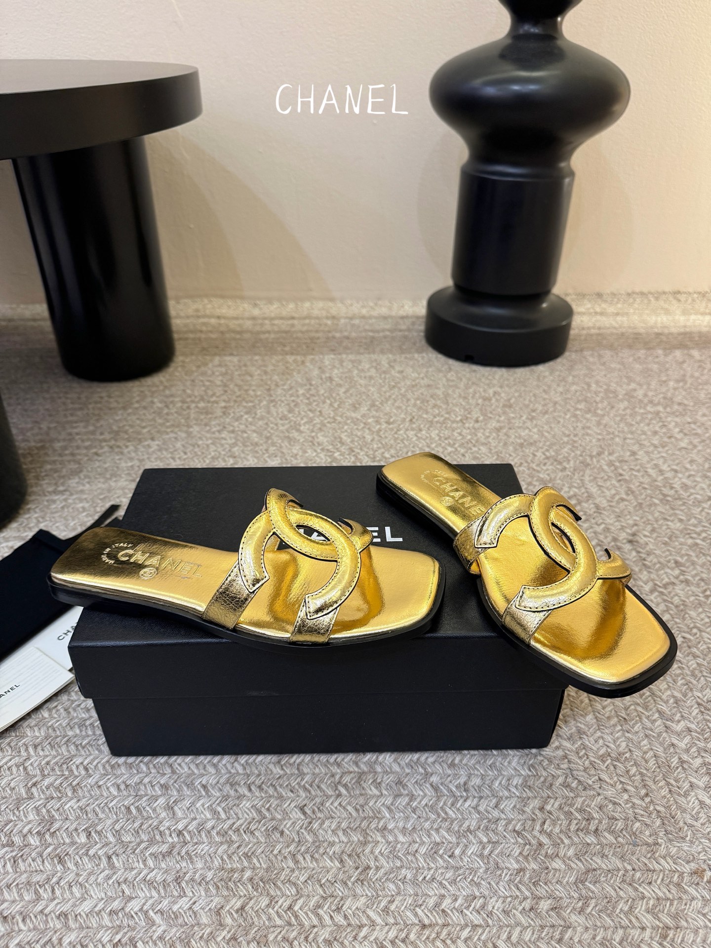 Chanel小香C家2026 断货王 早春新款拖鞋 经典双 C 扣饰，俏皮中带点性感，穿起来就是甜美女孩
