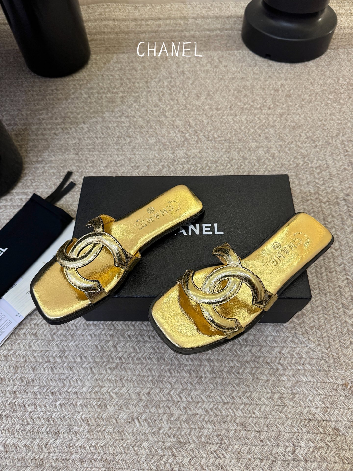 Chanel小香C家2026 断货王 早春新款拖鞋 经典双 C 扣饰，俏皮中带点性感，穿起来就是甜美女孩