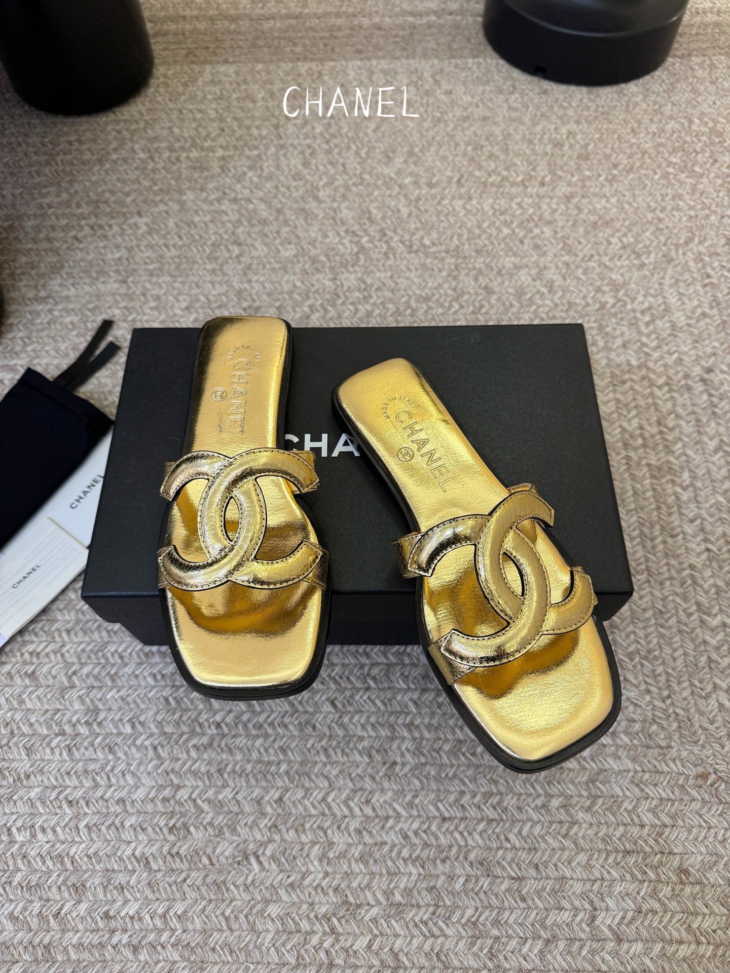Chanel小香C家2026 断货王 早春新款拖鞋 经典双 C 扣饰，俏皮中带点性感，穿起来就是甜美女孩