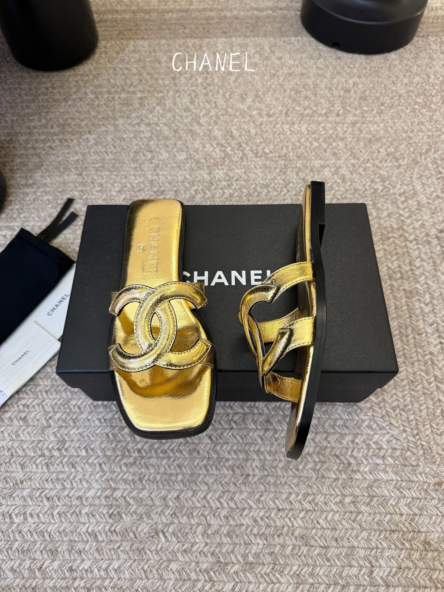 Chanel小香C家2026 断货王 早春新款拖鞋 经典双 C 扣饰，俏皮中带点性感，穿起来就是甜美女孩