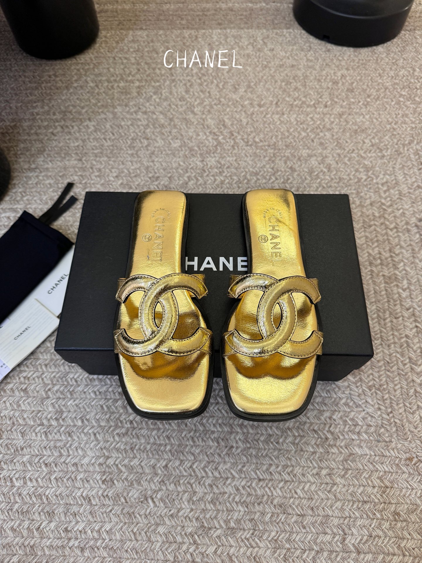 Chanel小香C家2026 断货王 早春新款拖鞋 经典双 C 扣饰，俏皮中带点性感，穿起来就是甜美女孩