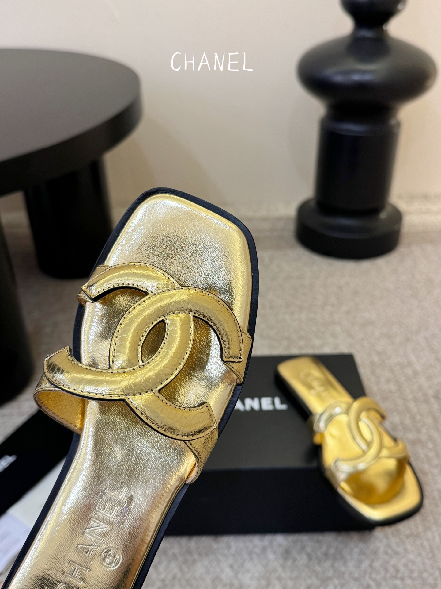 Chanel小香C家2026 断货王 早春新款拖鞋 经典双 C 扣饰，俏皮中带点性感，穿起来就是甜美女孩