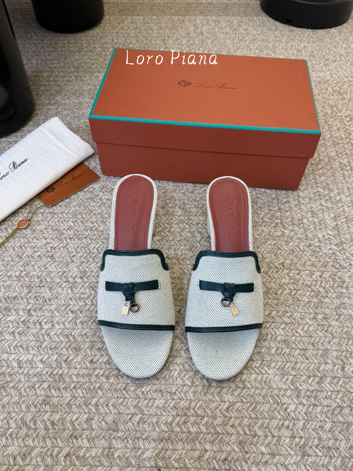 NO:789235,5.5cm latest color matching Loro Piana LP Summer Charms classic flat slippers with hardware pendants, high-heeled slippers, locking tassel suede block-heeled slippers. These suede slippers are paired with a ribbon decorated with Loro Piana My Charms charms and decorated with same-color stitching. The appearance is exquisite and elegant, suitable for urban wear, and also suitable for casual holiday outfits. New colors for the colorful summer!  ——It is both casual and fashionable, and can reveal quality and comfort without any deliberate effort!  The charm of the locking tassel sandals will capture your feet as soon as you put them on, and you will fall in love with them in seconds!  The upper is made of customized high-density canvas spliced ​​cowhide, the lining is made of cowhide (full of texture), the sole is Italian genuine leather, the heel is high and flat/5.5cm, the size is 35-39 (40.41.42 is customized and non-returnable), slippers, loro piana, loro piana, slippers, cowhide, Leather soles198609095.5cm 最新配色 Loro Piana 诺悠翩雅 LP Summer Charms经典款平底拖鞋五金吊坠高跟凉拖鞋锁扣流苏绒面粗跟拖鞋 这款绒面革凉拖鞋搭配饰有Loro Piana My Charms吊饰的饰带,并饰以同色缝线.外观精美雅致,适合搭配都市着装,也适合打造休闲假日装束. 新色过彩色的夏天！ ——既休闲又时髦,又能毫不刻意地透露出品质与舒适！锁扣流苏凉拖鞋上脚就被它的魅力俘获,分分钟爱上！ 鞋面定制高密度帆布拼接牛皮 内里垫脚牛皮（质感满满) 鞋底意大利真皮大底 跟高平底/5.5cm 码数35-39（40.41.42定做不退换）,拖鞋,loro piana,loro piana,slippers,cowhide,Leather soles,Women's Shoes