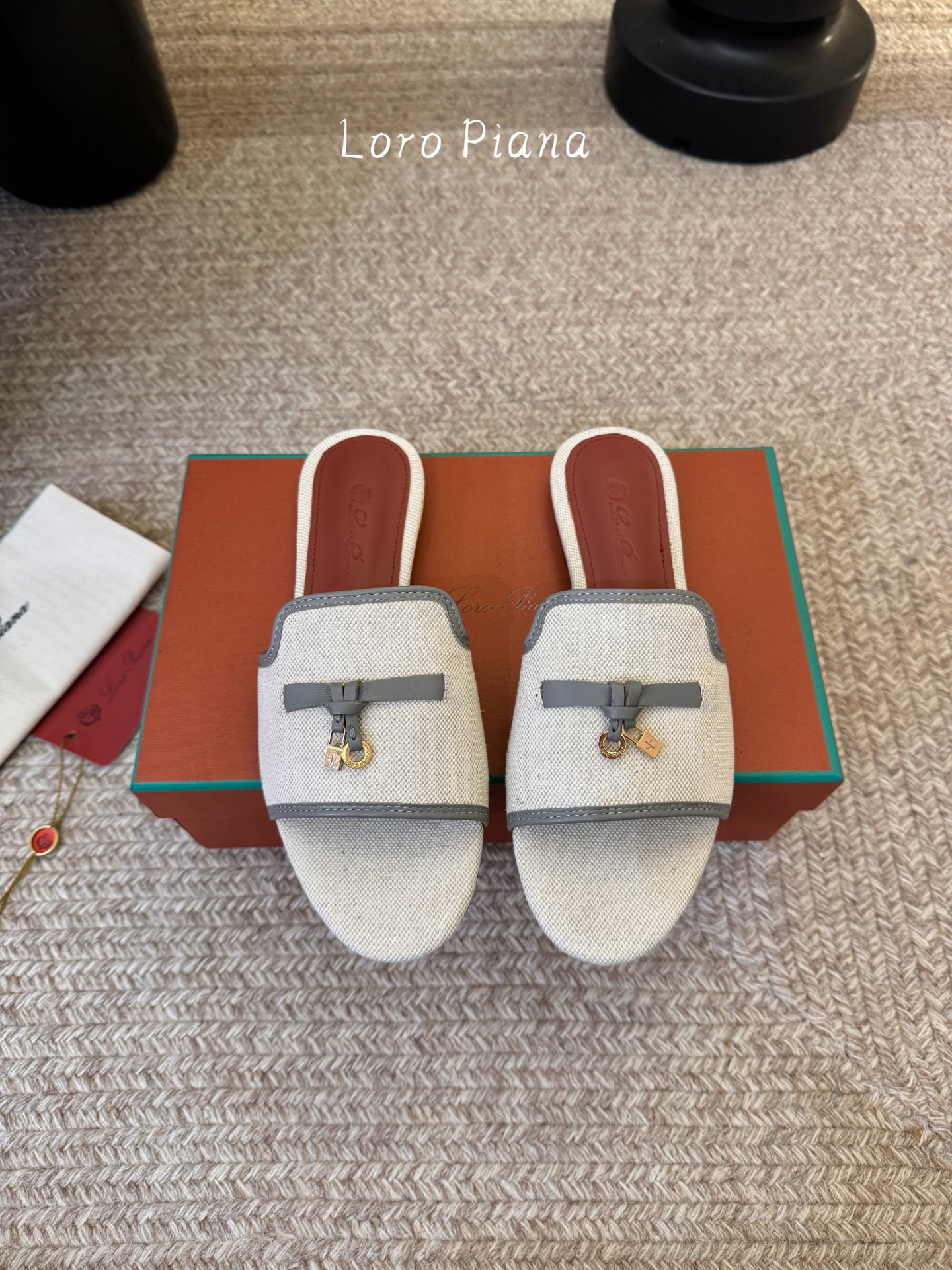 NO:789237,Flat latest color Loro Piana LP Summer Charms classic flat slippers with hardware pendant high heel slippers locking tassel suede block heel slippers These suede slippers are paired with a strap decorated with Loro Piana My Charms charms and decorated with stitching of the same color. The appearance is exquisite and elegant, suitable for urban wear, but also for casual holiday outfits. New colors for the colorful summer!  ——It is both casual and fashionable, and can reveal quality and comfort without any deliberate effort!  The charm of the locking tassel sandals will capture your feet as soon as you put them on, and you will fall in love with them in seconds!  The upper is made of customized high-density canvas spliced ​​cowhide, the lining is made of cowhide (full of texture), the sole is Italian genuine leather, the heel is high and flat/5.5cm, the size is 35-39 (40.41.42 is customized and non-returnable), slippers, loro piana, loro piana, slippers, cowhide, Leather soles19860909平底 最新配色 Loro Piana 诺悠翩雅 LP Summer Charms经典款平底拖鞋五金吊坠高跟凉拖鞋锁扣流苏绒面粗跟拖鞋 这款绒面革凉拖鞋搭配饰有Loro Piana My Charms吊饰的饰带,并饰以同色缝线.外观精美雅致,适合搭配都市着装,也适合打造休闲假日装束. 新色过彩色的夏天！ ——既休闲又时髦,又能毫不刻意地透露出品质与舒适！锁扣流苏凉拖鞋上脚就被它的魅力俘获,分分钟爱上！ 鞋面定制高密度帆布拼接牛皮 内里垫脚牛皮（质感满满) 鞋底意大利真皮大底 跟高平底/5.5cm 码数35-39（40.41.42定做不退换）,拖鞋,loro piana,loro piana,slippers,cowhide,Leather soles,Women's Shoes