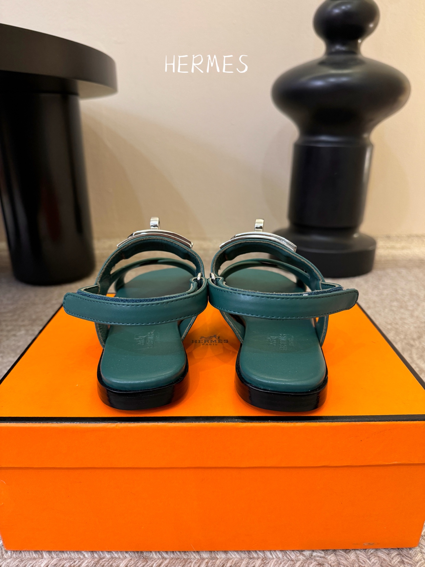 Hermès 爱马仕 26/ Kelly扣交叉带凉鞋以标志性大Kelly扣演绎优雅新境。精选细腻小牛皮 