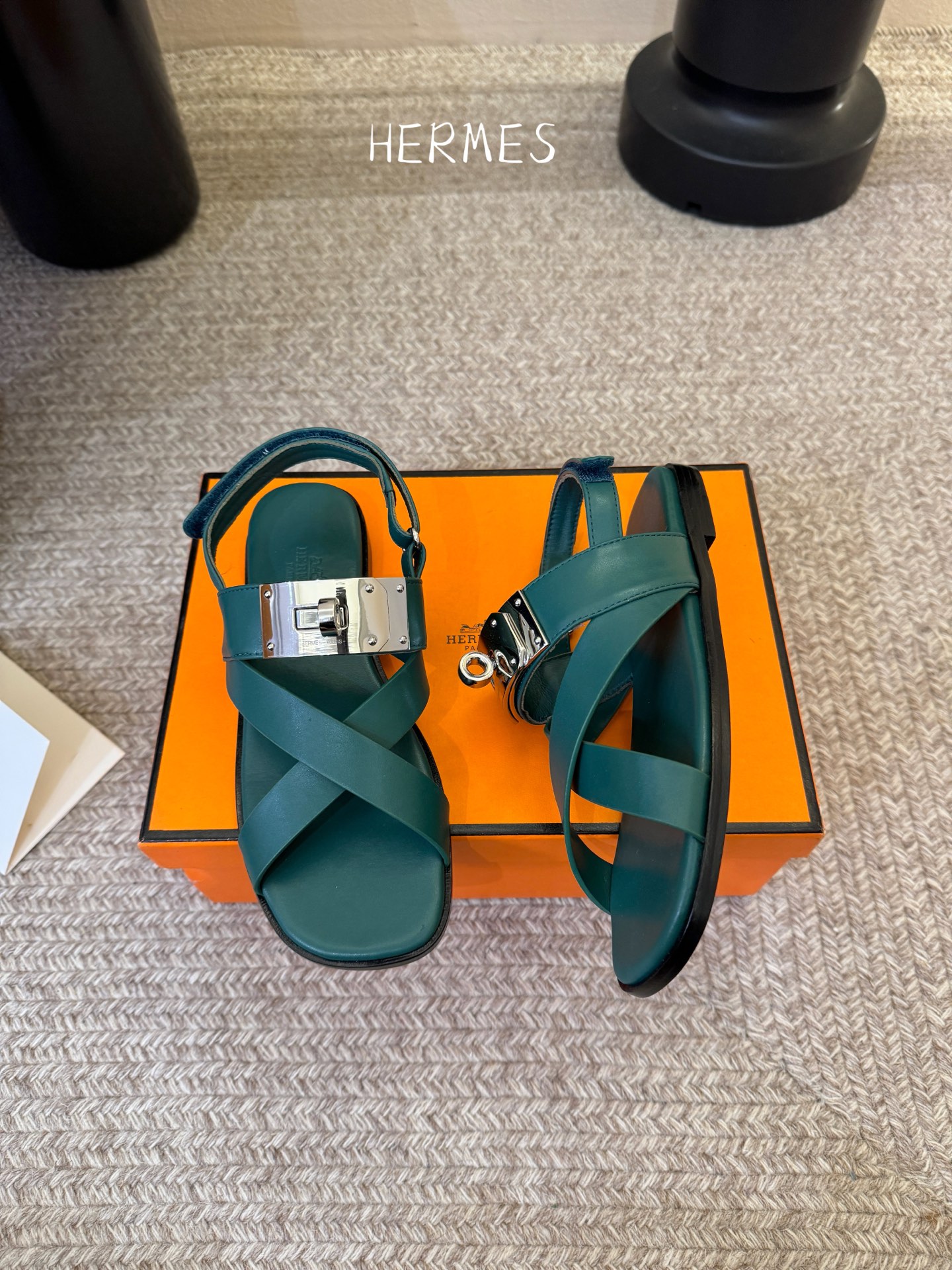 Hermès 爱马仕 26/ Kelly扣交叉带凉鞋以标志性大Kelly扣演绎优雅新境。精选细腻小牛皮 