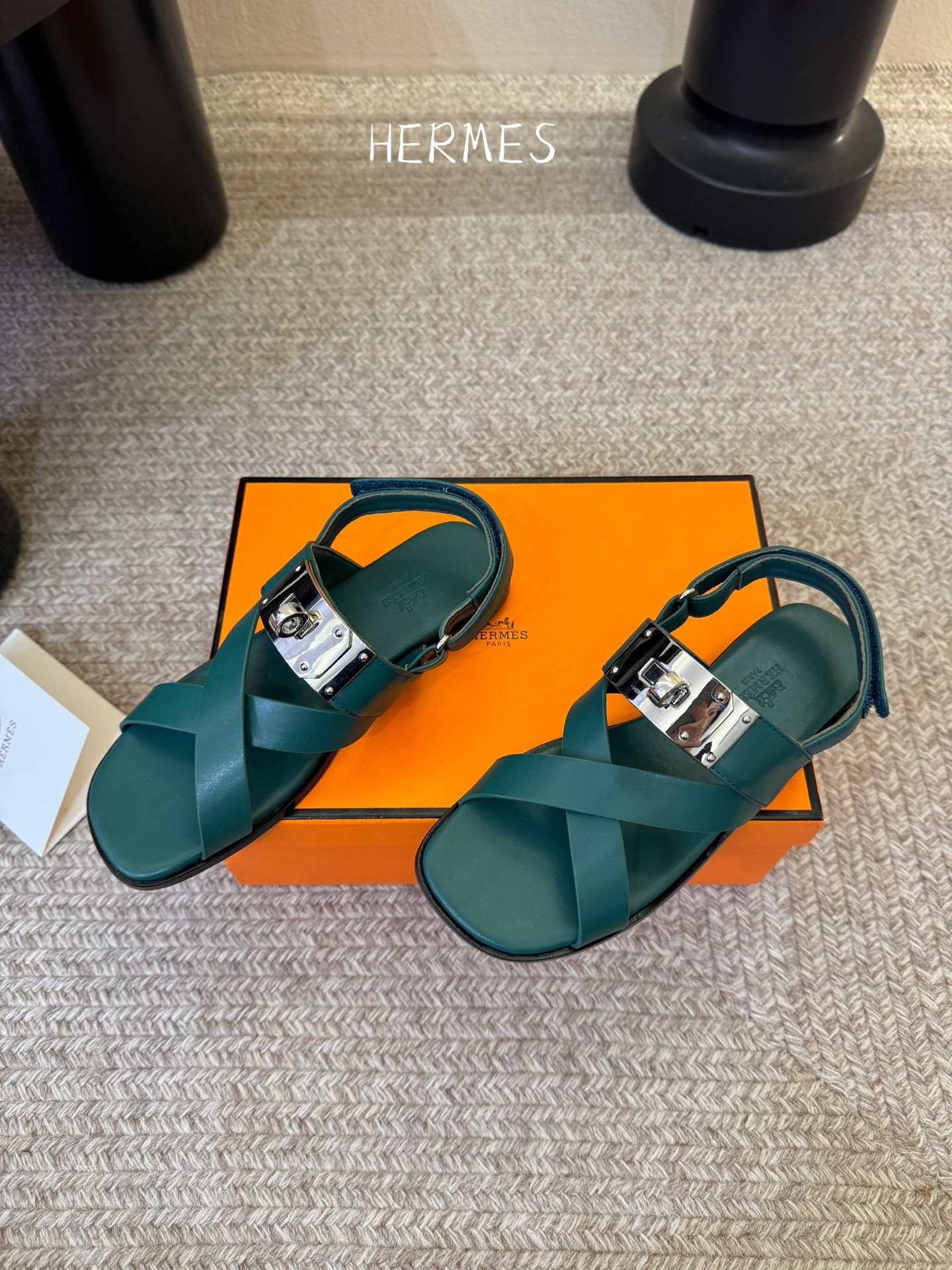 Hermès 爱马仕 26/ Kelly扣交叉带凉鞋以标志性大Kelly扣演绎优雅新境。精选细腻小牛皮 