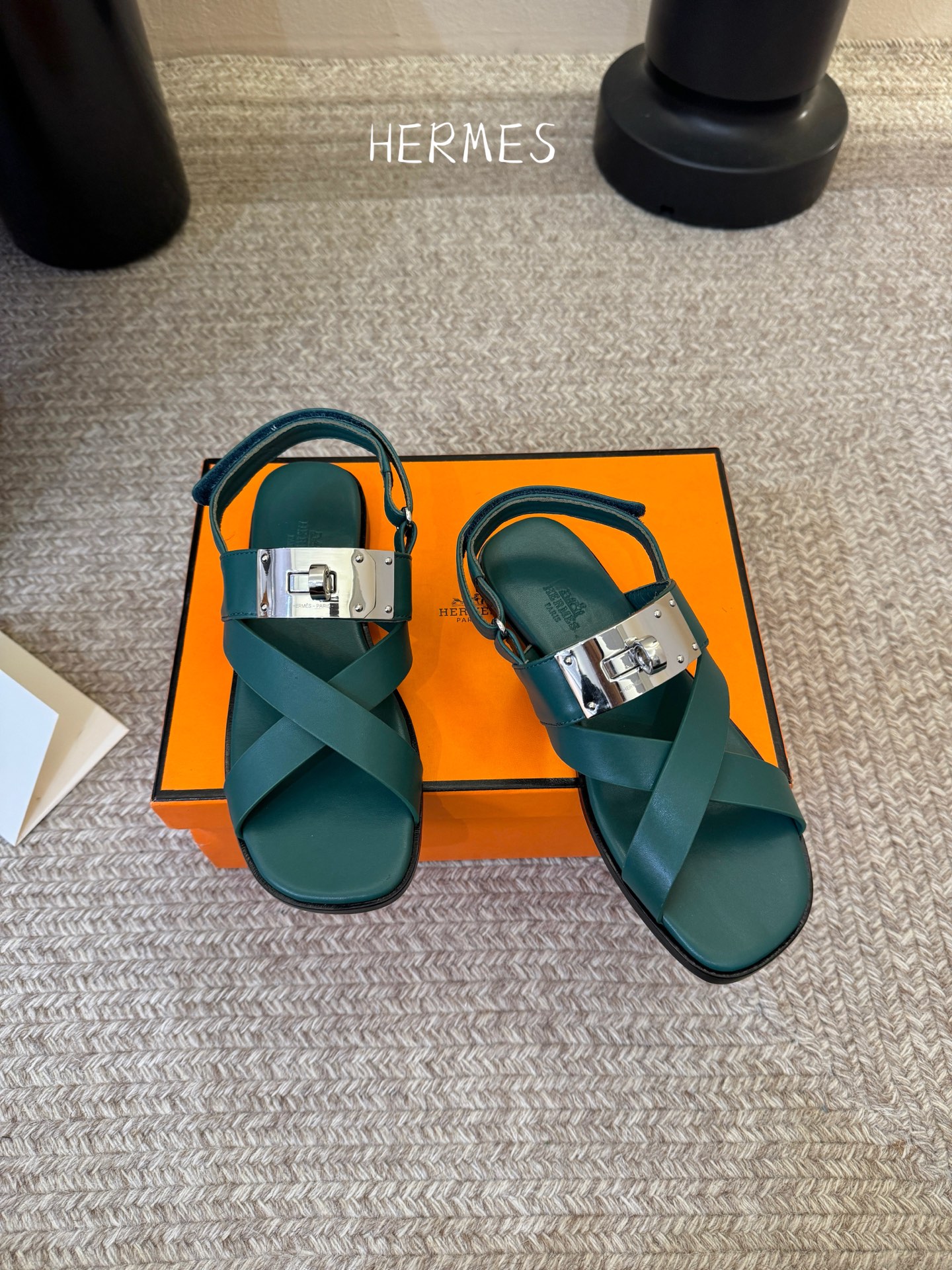 Hermès 爱马仕 26/ Kelly扣交叉带凉鞋以标志性大Kelly扣演绎优雅新境。精选细腻小牛皮 
