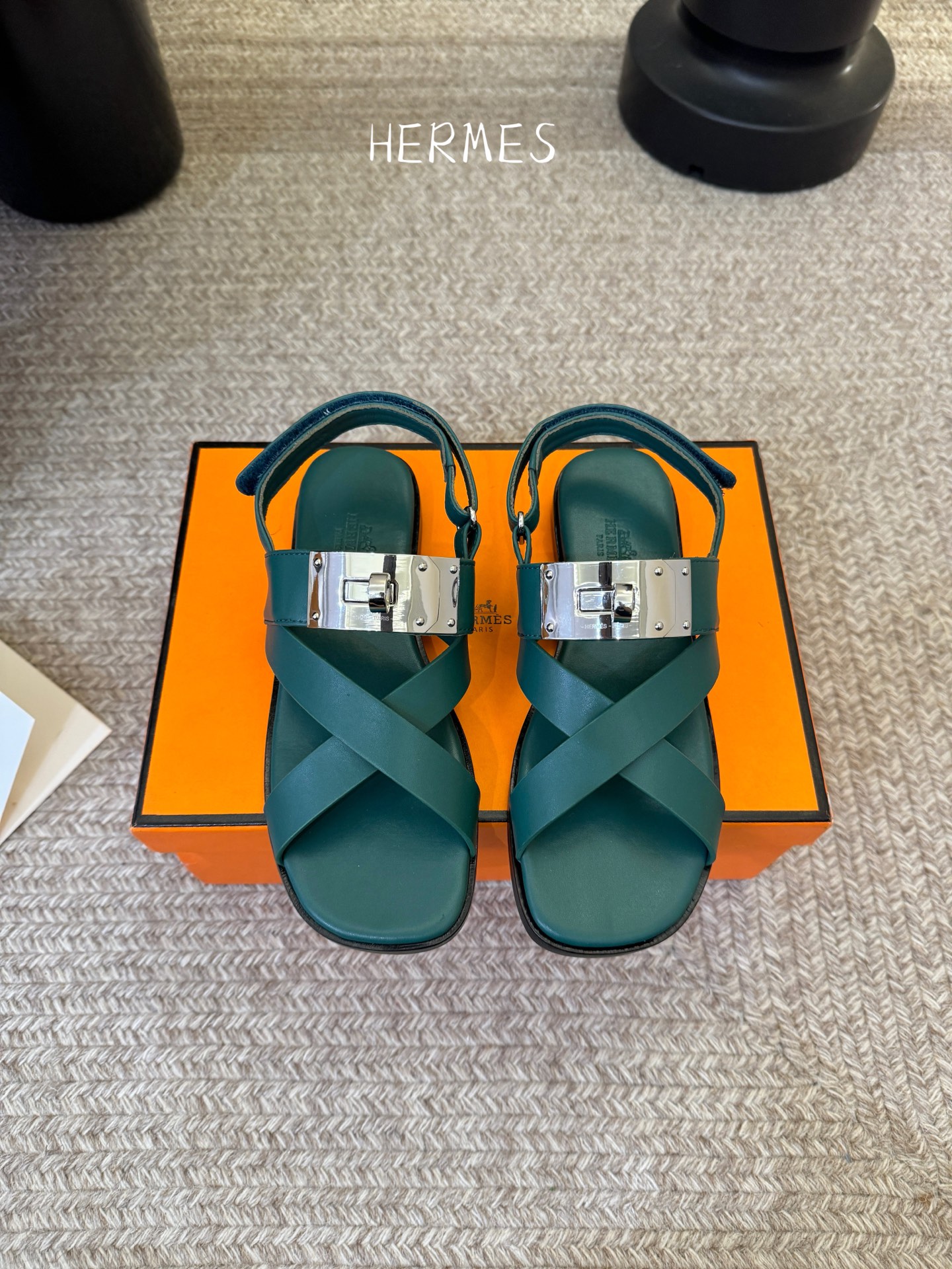 Hermès 爱马仕 26/ Kelly扣交叉带凉鞋以标志性大Kelly扣演绎优雅新境。精选细腻小牛皮 