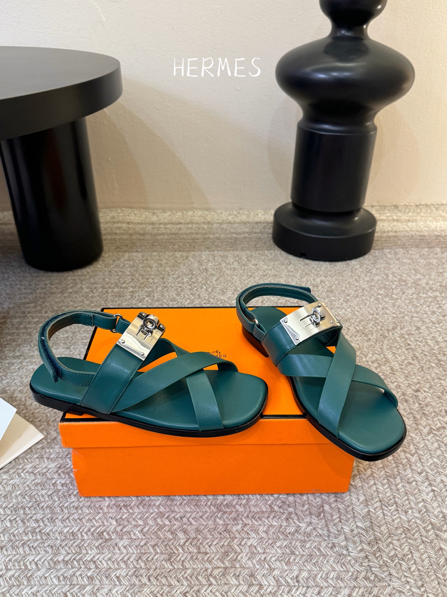 Hermès 爱马仕 26/ Kelly扣交叉带凉鞋以标志性大Kelly扣演绎优雅新境。精选细腻小牛皮 