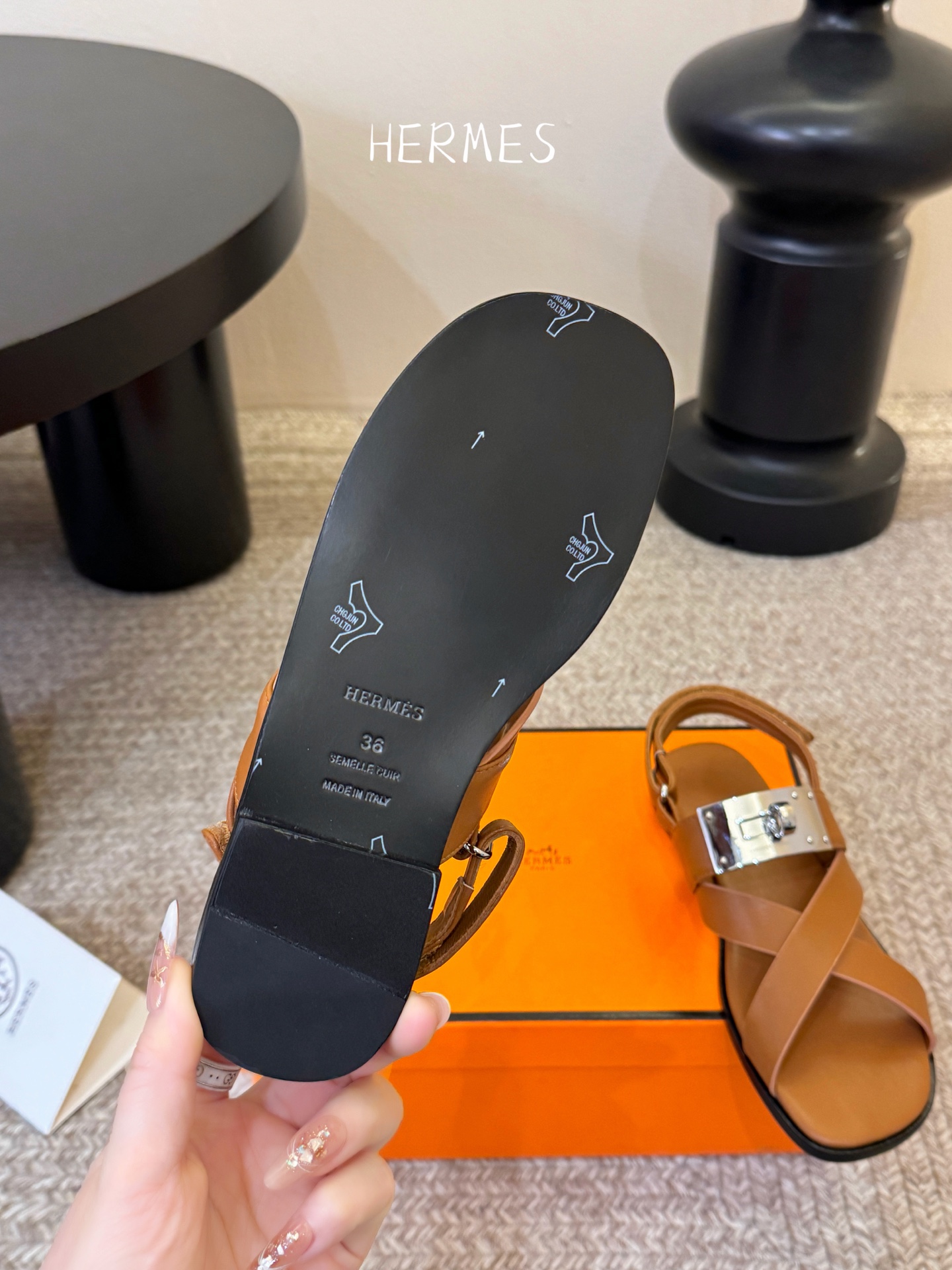 Hermès 爱马仕 26/ Kelly扣交叉带凉鞋以标志性大Kelly扣演绎优雅新境。精选细腻小牛皮 