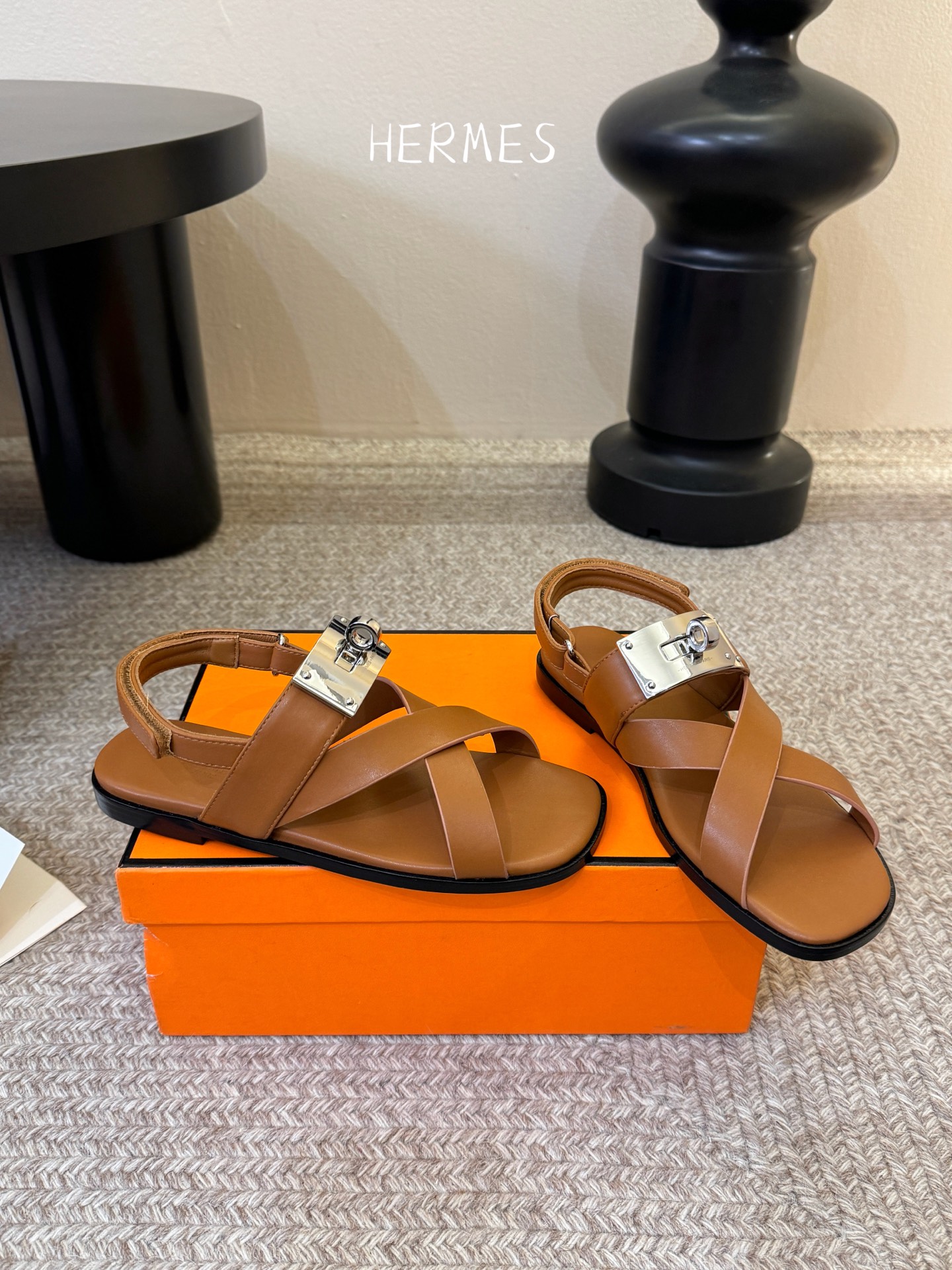 Hermès 爱马仕 26/ Kelly扣交叉带凉鞋以标志性大Kelly扣演绎优雅新境。精选细腻小牛皮 