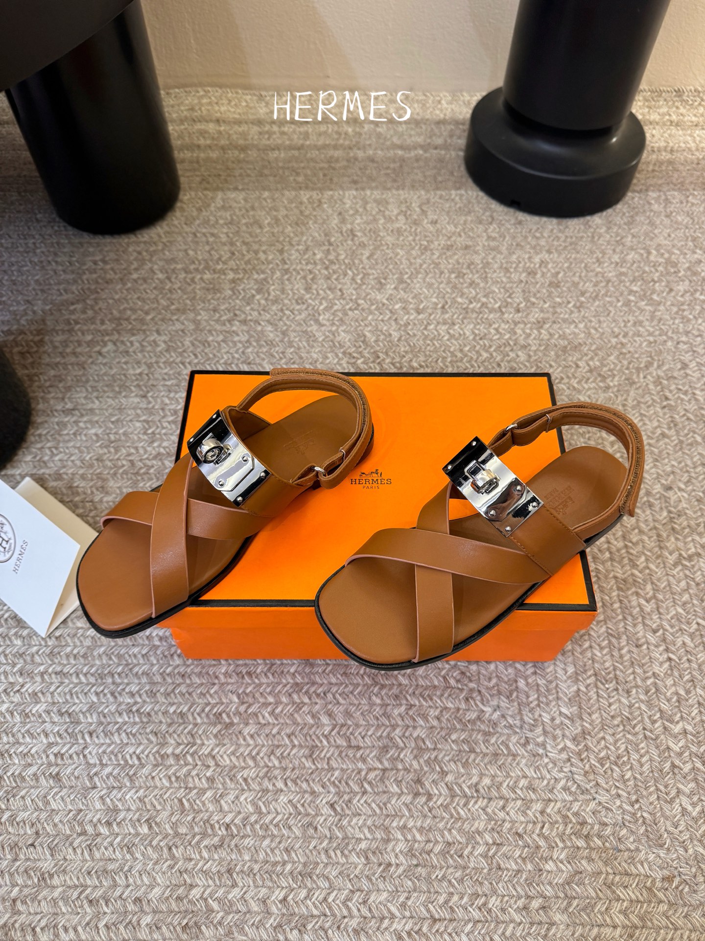 Hermès 爱马仕 26/ Kelly扣交叉带凉鞋以标志性大Kelly扣演绎优雅新境。精选细腻小牛皮 