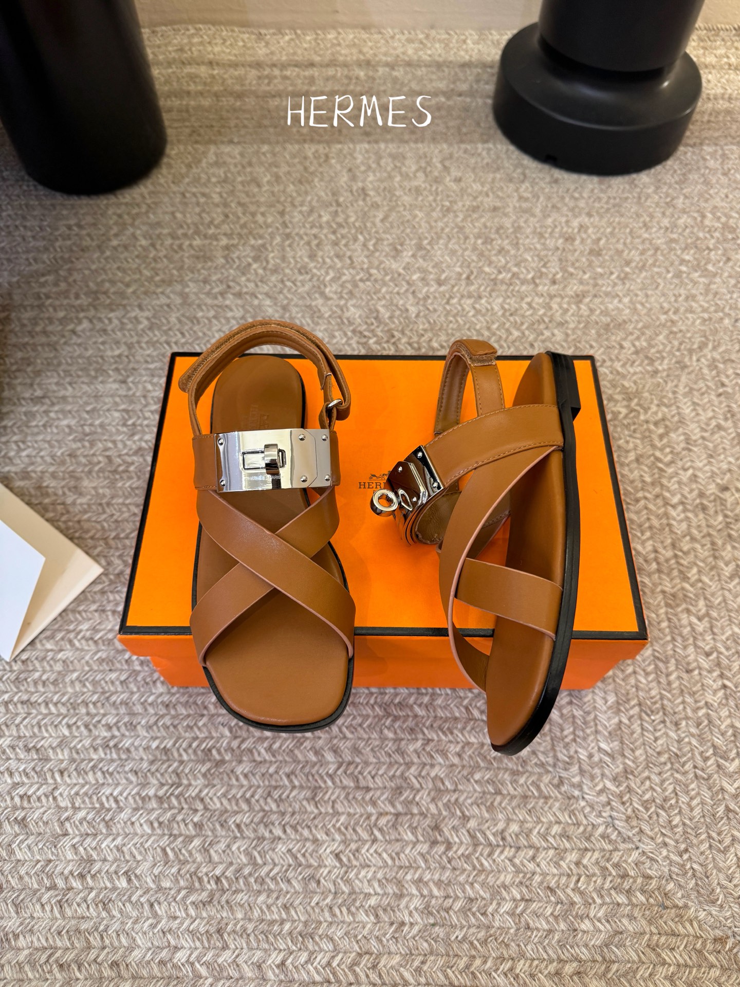 Hermès 爱马仕 26/ Kelly扣交叉带凉鞋以标志性大Kelly扣演绎优雅新境。精选细腻小牛皮 