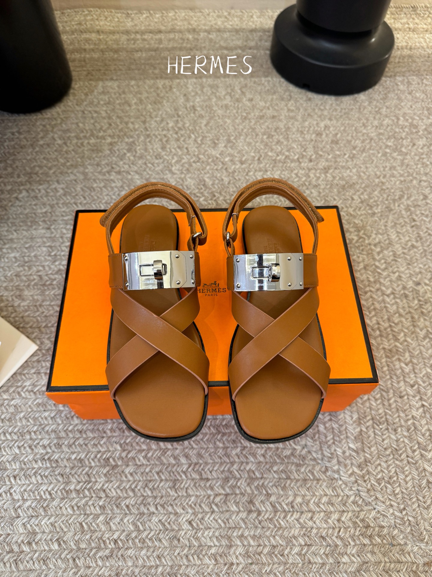 Hermès 爱马仕 26/ Kelly扣交叉带凉鞋以标志性大Kelly扣演绎优雅新境。精选细腻小牛皮 