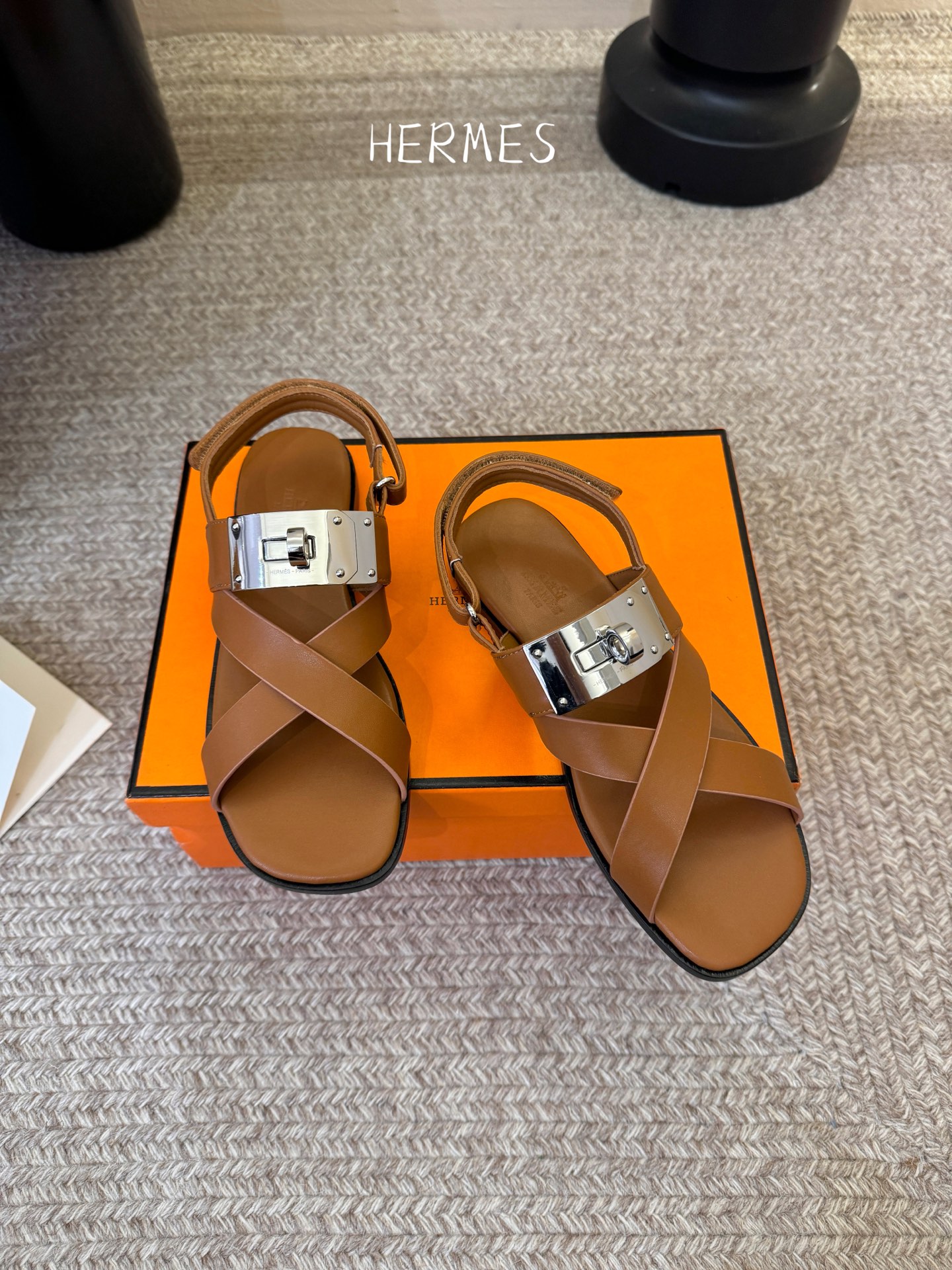 Hermès 爱马仕 26/ Kelly扣交叉带凉鞋以标志性大Kelly扣演绎优雅新境。精选细腻小牛皮 