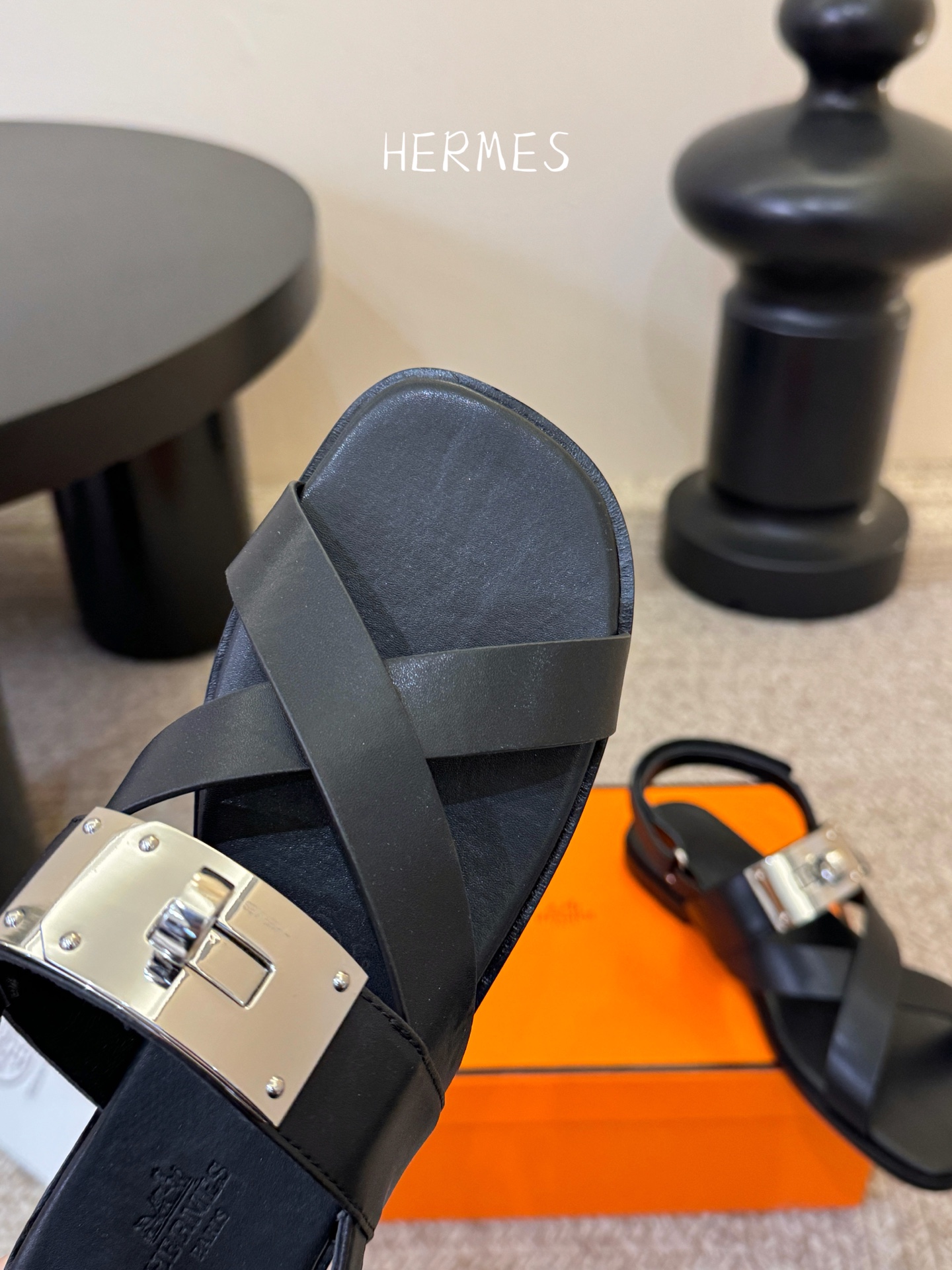 Hermès 爱马仕 26/ Kelly扣交叉带凉鞋以标志性大Kelly扣演绎优雅新境。精选细腻小牛皮 