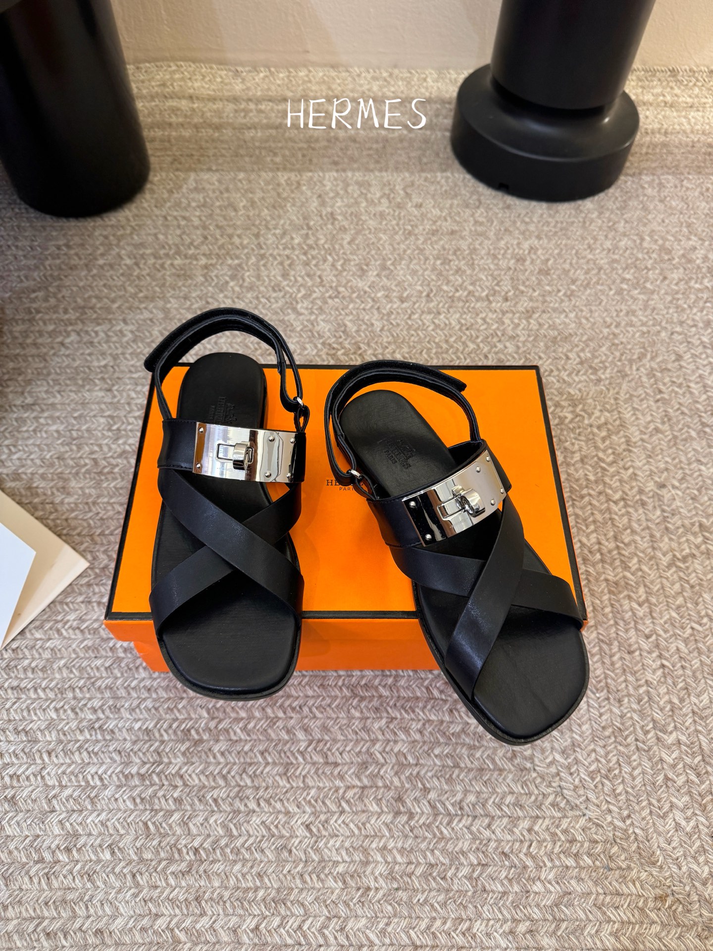 Hermès 爱马仕 26/ Kelly扣交叉带凉鞋以标志性大Kelly扣演绎优雅新境。精选细腻小牛皮 