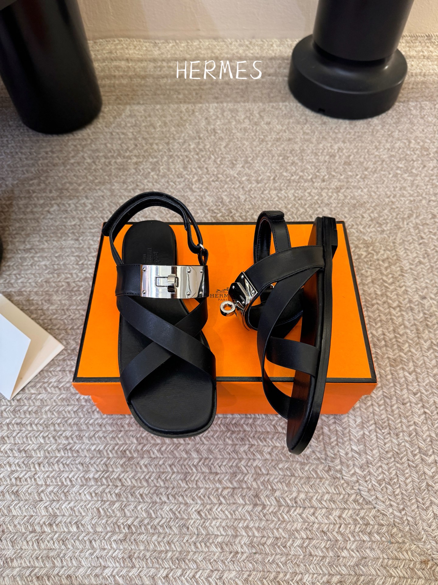 Hermès 爱马仕 26/ Kelly扣交叉带凉鞋以标志性大Kelly扣演绎优雅新境。精选细腻小牛皮 