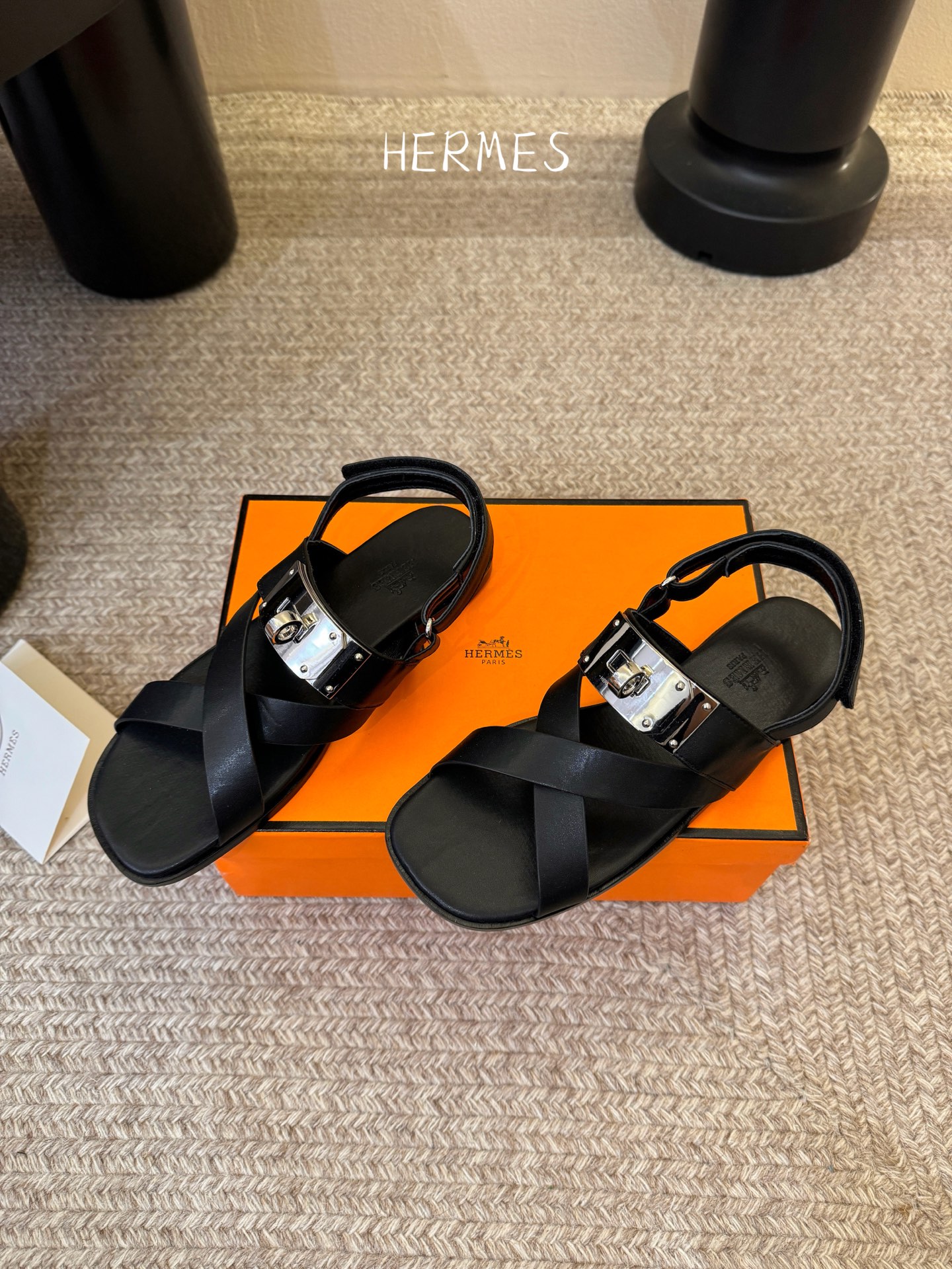 Hermès 爱马仕 26/ Kelly扣交叉带凉鞋以标志性大Kelly扣演绎优雅新境。精选细腻小牛皮 