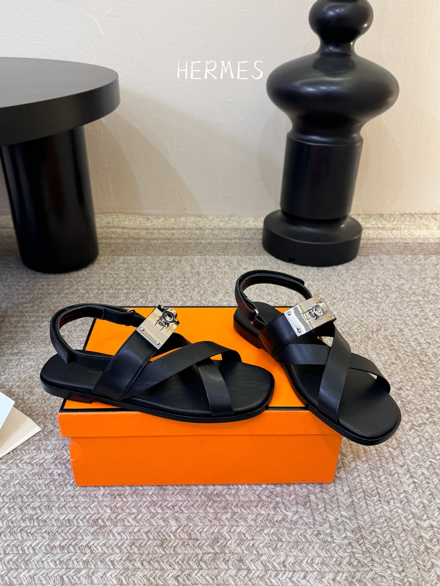 Hermès 爱马仕 26/ Kelly扣交叉带凉鞋以标志性大Kelly扣演绎优雅新境。精选细腻小牛皮 