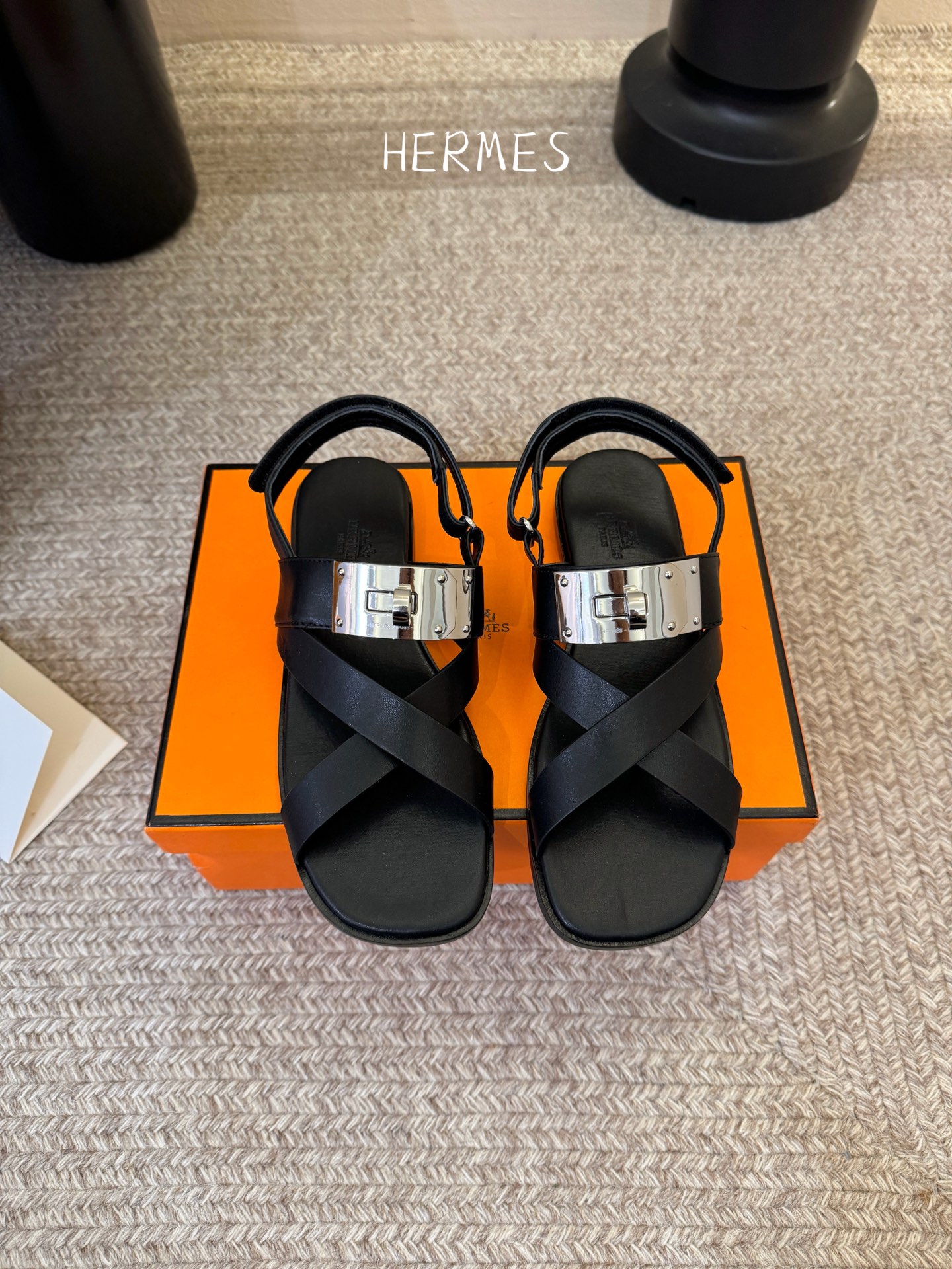 Hermès 爱马仕 26/ Kelly扣交叉带凉鞋以标志性大Kelly扣演绎优雅新境。精选细腻小牛皮 