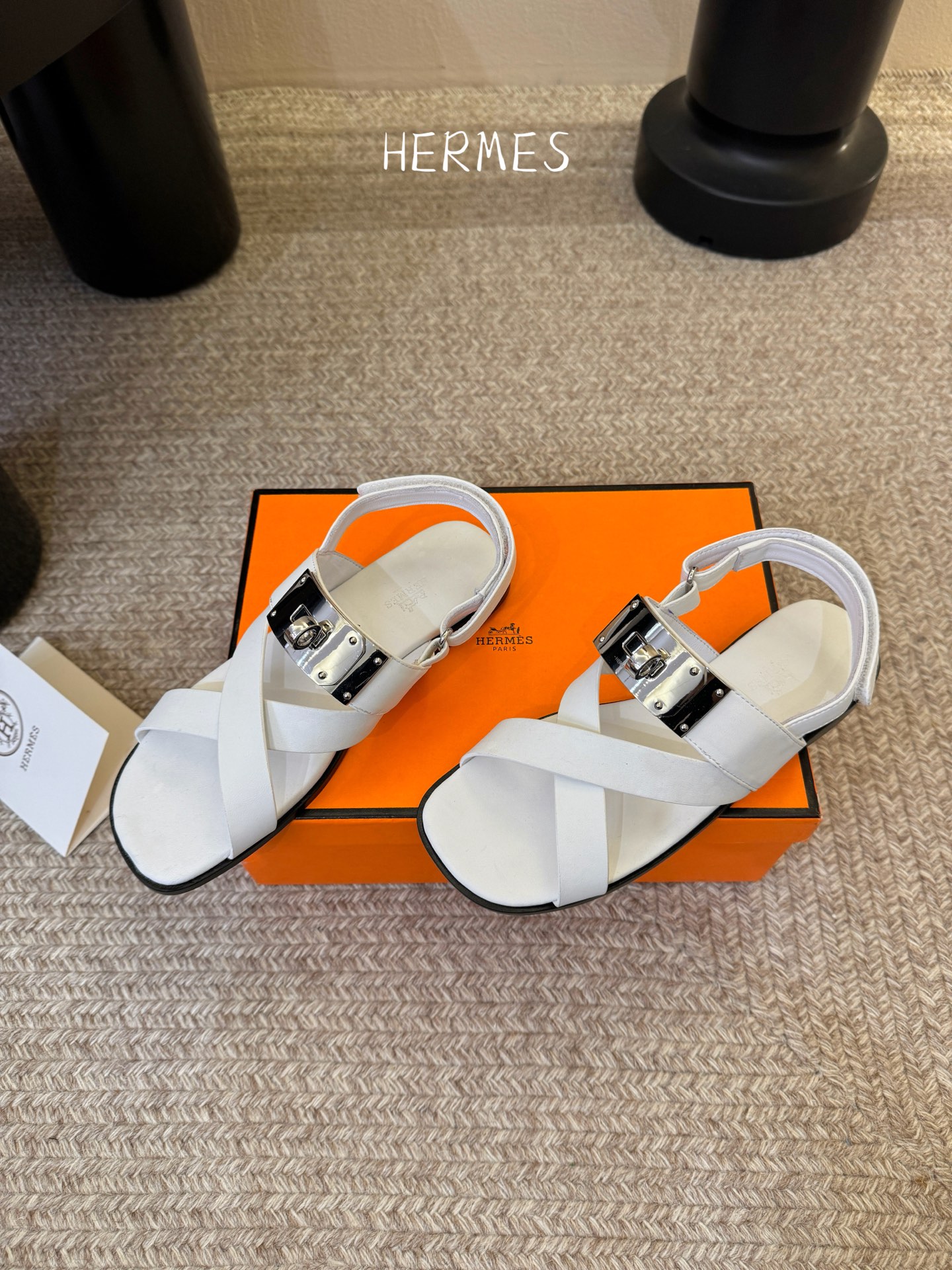 Hermès 爱马仕 26/ Kelly扣交叉带凉鞋以标志性大Kelly扣演绎优雅新境。精选细腻小牛皮 