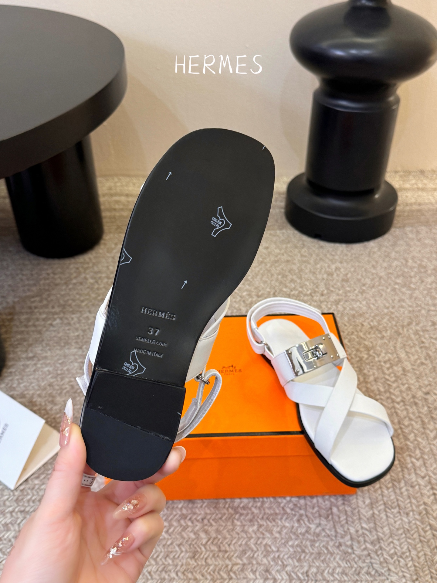 Hermès 爱马仕 26/ Kelly扣交叉带凉鞋以标志性大Kelly扣演绎优雅新境。精选细腻小牛皮 