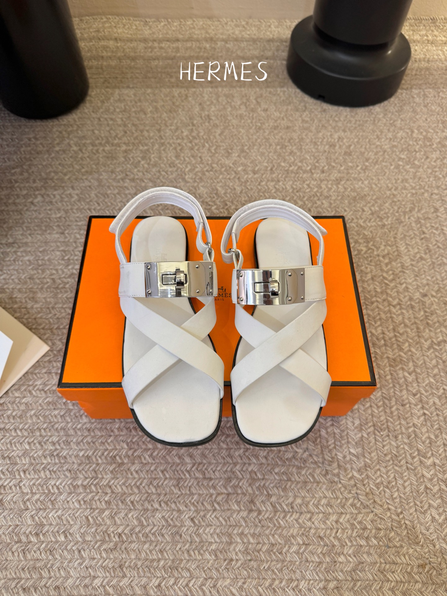 Hermès 爱马仕 26/ Kelly扣交叉带凉鞋以标志性大Kelly扣演绎优雅新境。精选细腻小牛皮 