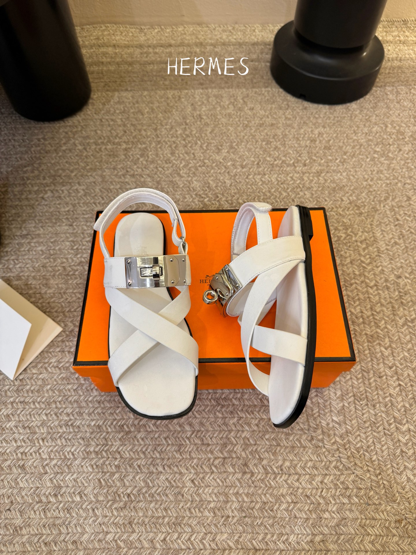 Hermès 爱马仕 26/ Kelly扣交叉带凉鞋以标志性大Kelly扣演绎优雅新境。精选细腻小牛皮 