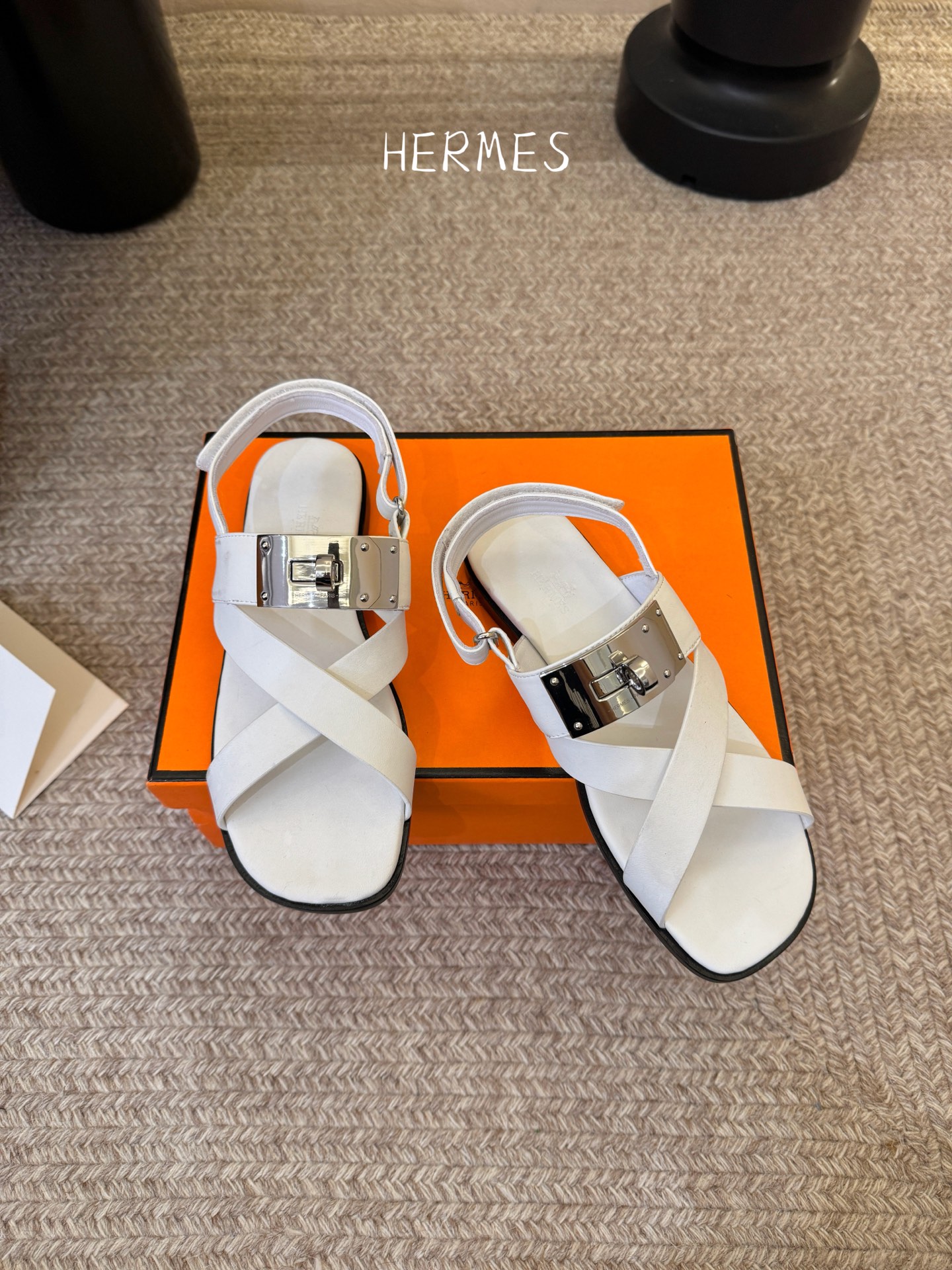 Hermès 爱马仕 26/ Kelly扣交叉带凉鞋以标志性大Kelly扣演绎优雅新境。精选细腻小牛皮 