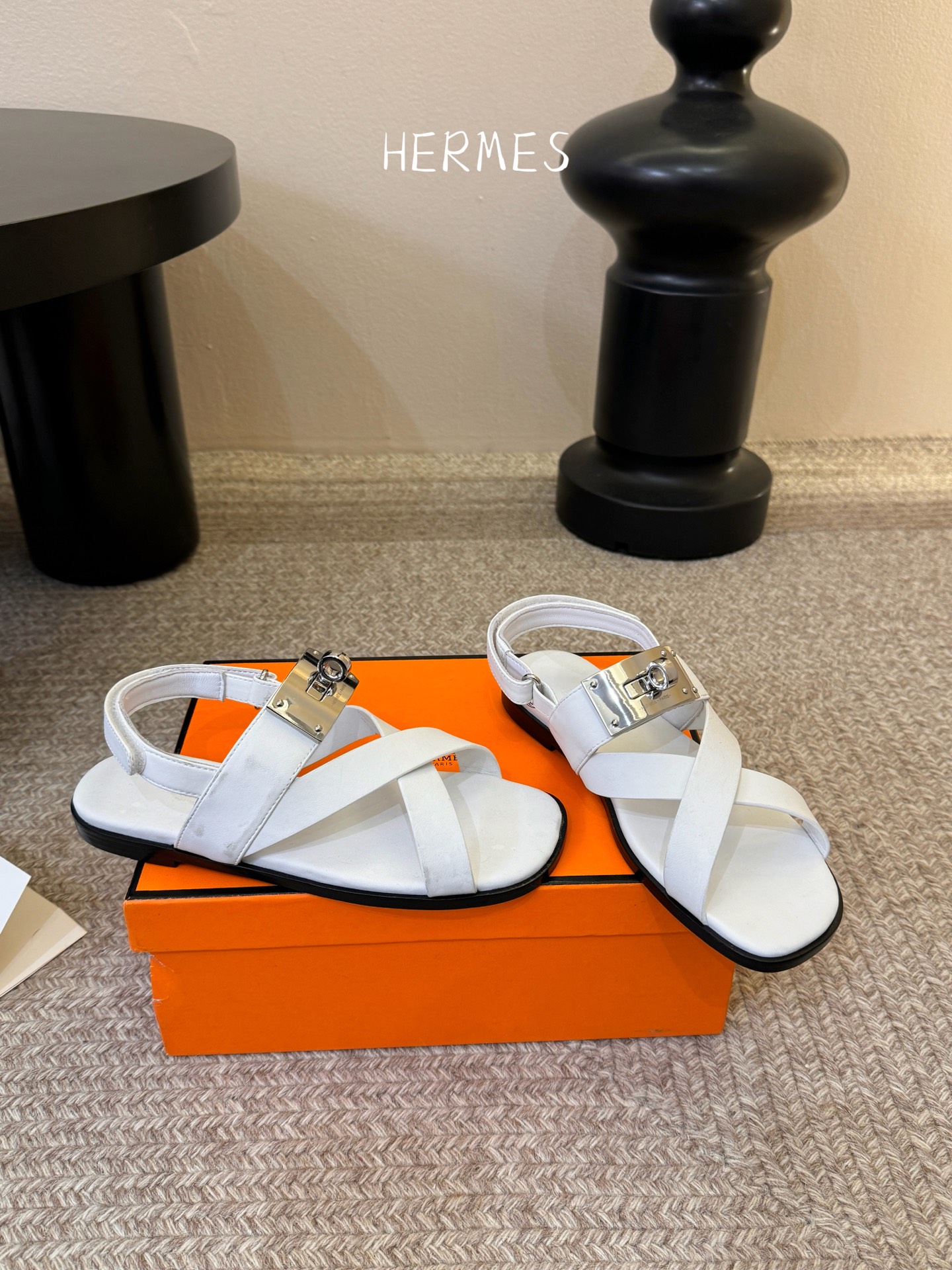 Hermès 爱马仕 26/ Kelly扣交叉带凉鞋以标志性大Kelly扣演绎优雅新境。精选细腻小牛皮 