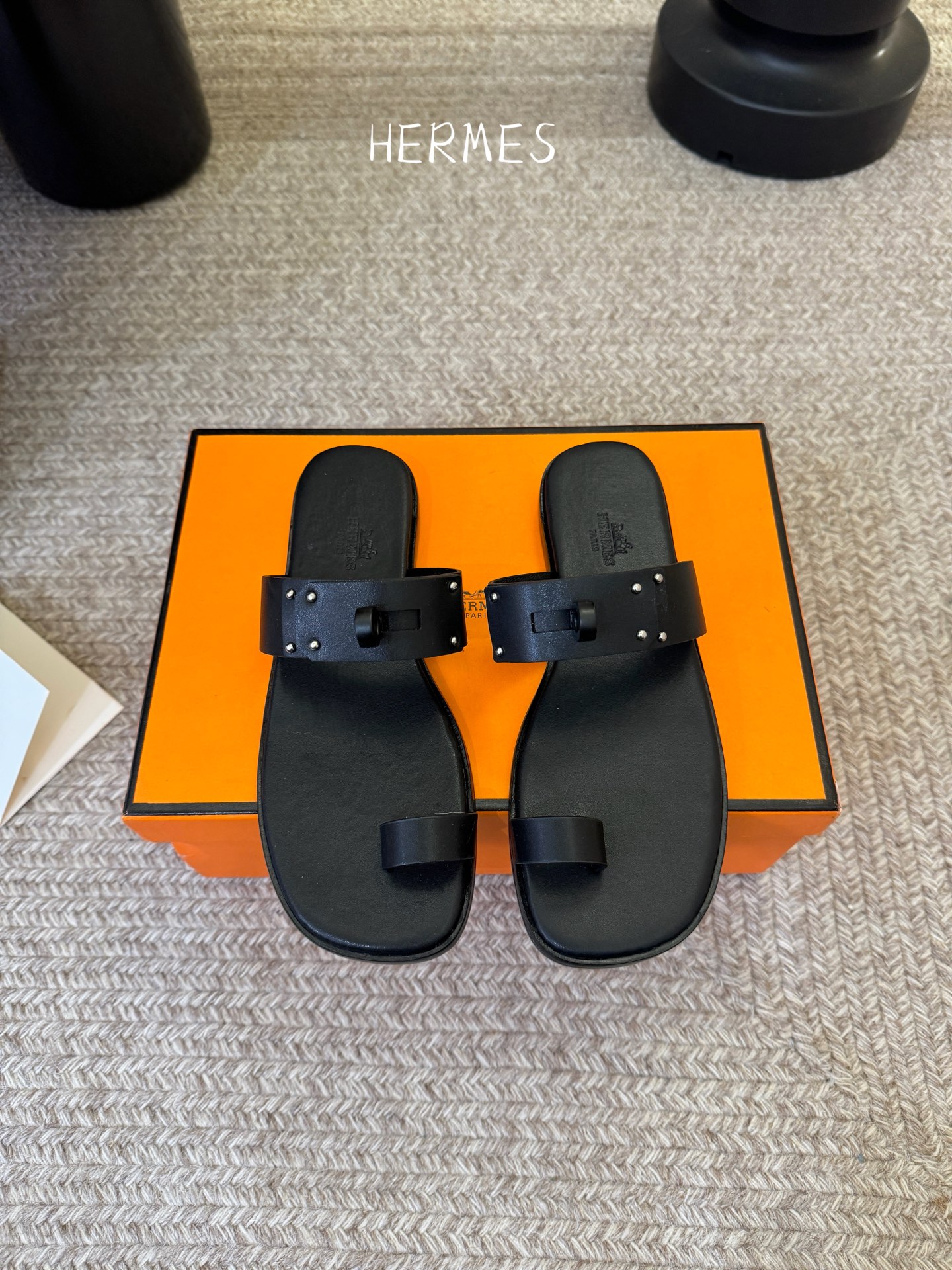 NO:789232,HERMES 26/ The latest spring and summer July series, flip-flops, Kelly buckles, comfortable to wear, suitable for daily outdoor wear or casual occasions in summer. The overall style is versatile and can be easily matched with various clothing to meet the needs of multiple scenes! Fabric: Cowhide Foot pads: Sheepskin Outsole: Genuine leather outsole Size:  #34-41 (34.40.41 custom-made, non-refundable), split-toe shoes, hermes, hermes, slippers, cowhide, sheepskin, Leather soles19860909HERMES爱马仕 26/ 春夏最新 July系列 夹趾 凯莉扣 一字拖鞋 穿着舒适,适合夏季日常外穿或休闲场合.整体风格百搭,轻松搭配各种服饰,满足多场景需求! 面料: 牛皮 垫脚: 羊皮 大底: 真皮大底 Size: #34-41（34.40.41订做不退换）,分趾鞋,hermes,hermes,slippers,cowhide,sheepskin,Leather soles,Women's Shoes