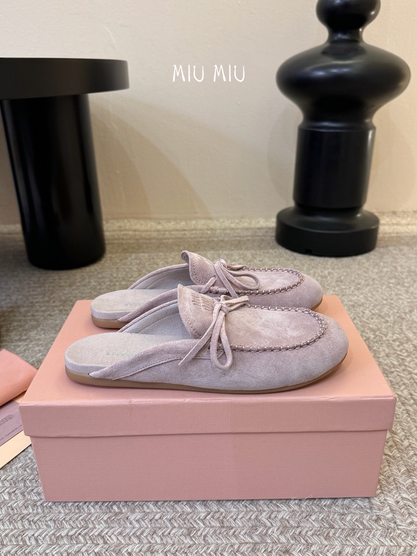 𝑀𝑖𝑢𝑀𝑖×𝐵𝑎𝑙𝑎𝑛𝑐缪 缪 新款包拖鞋系列上新★★★★★ 舒适度与时髦度并存的开挂全新系列，设计搭配