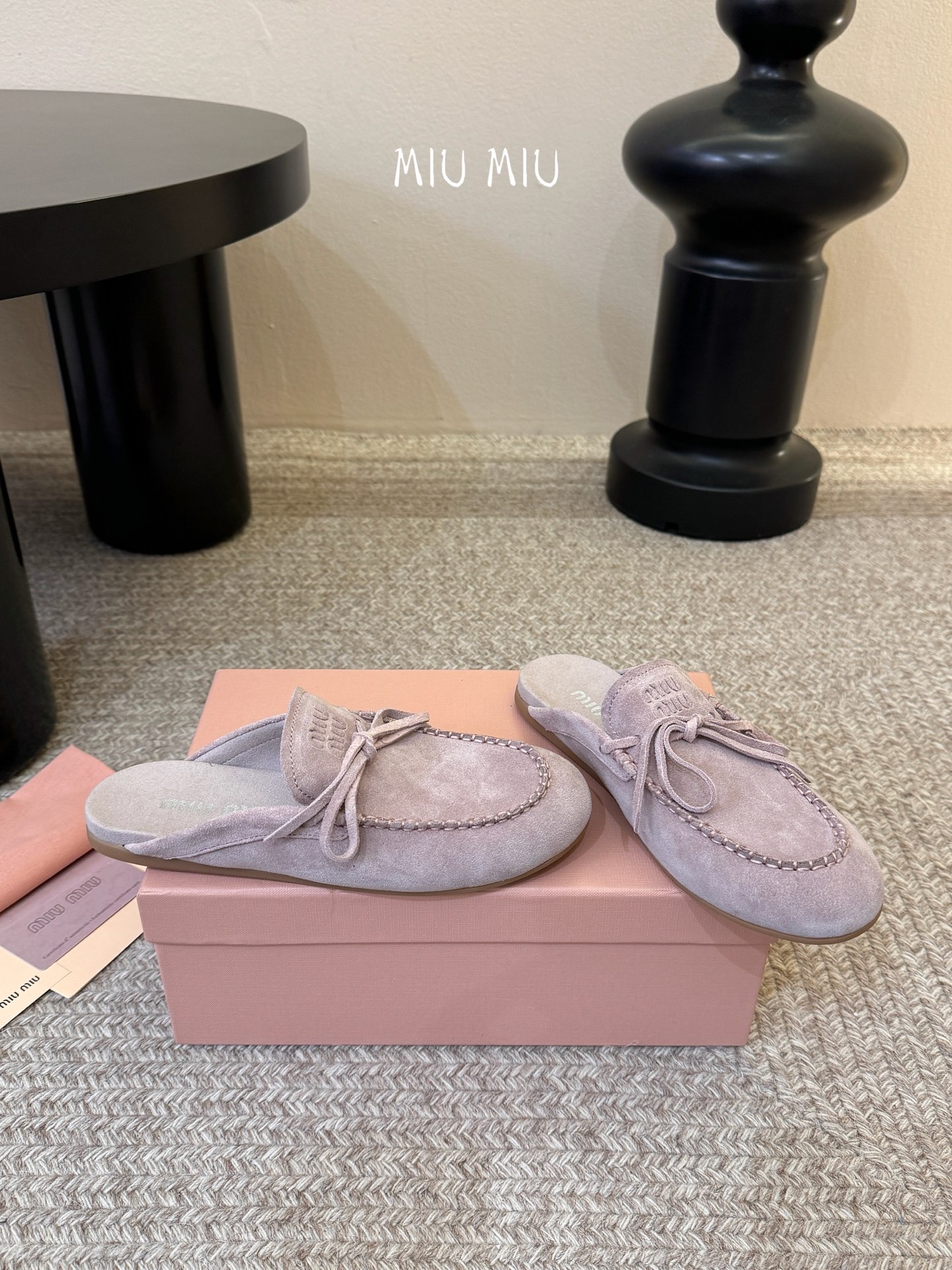 𝑀𝑖𝑢𝑀𝑖×𝐵𝑎𝑙𝑎𝑛𝑐缪 缪 新款包拖鞋系列上新★★★★★ 舒适度与时髦度并存的开挂全新系列，设计搭配