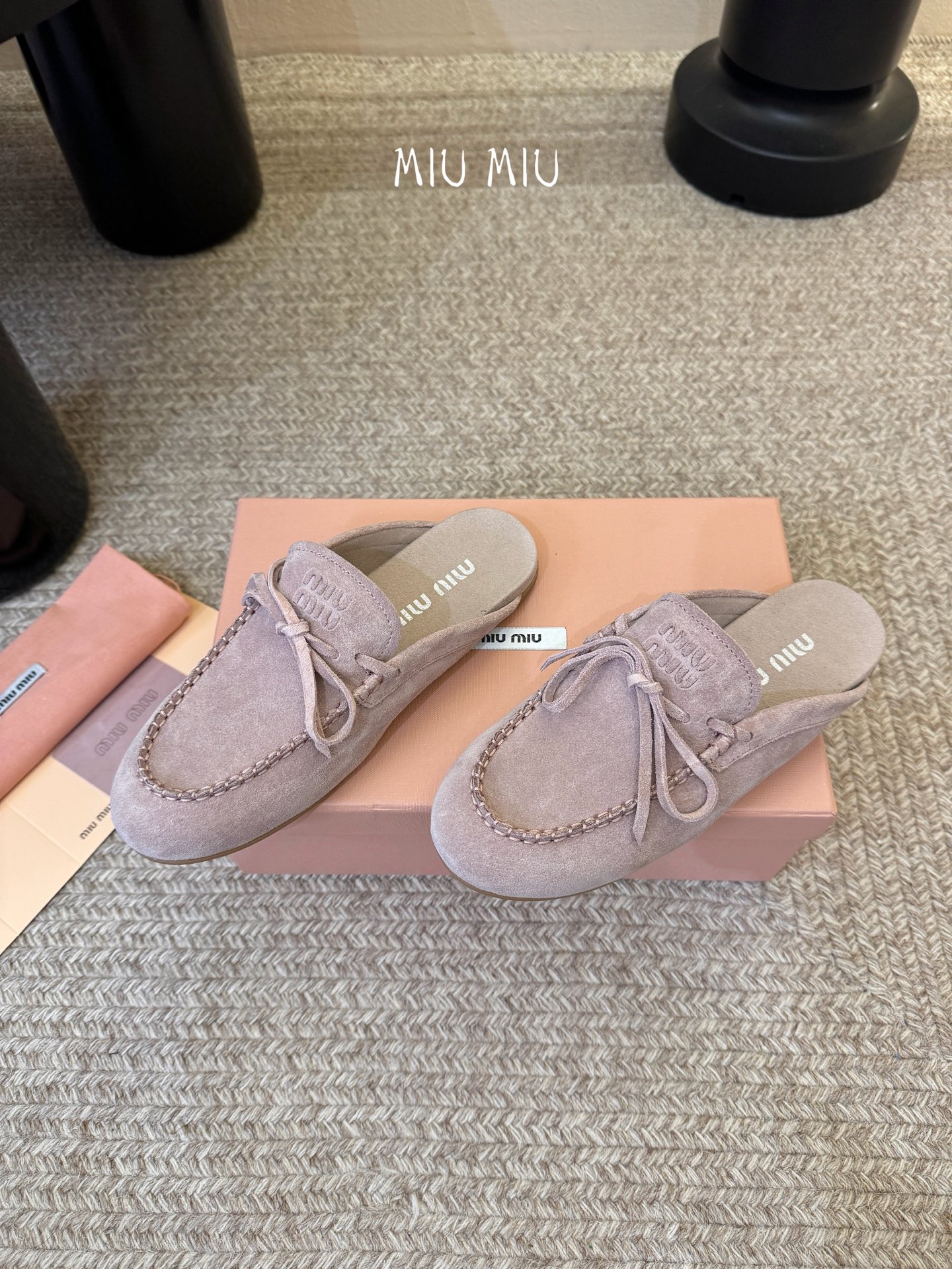 𝑀𝑖𝑢𝑀𝑖×𝐵𝑎𝑙𝑎𝑛𝑐缪 缪 新款包拖鞋系列上新★★★★★ 舒适度与时髦度并存的开挂全新系列，设计搭配