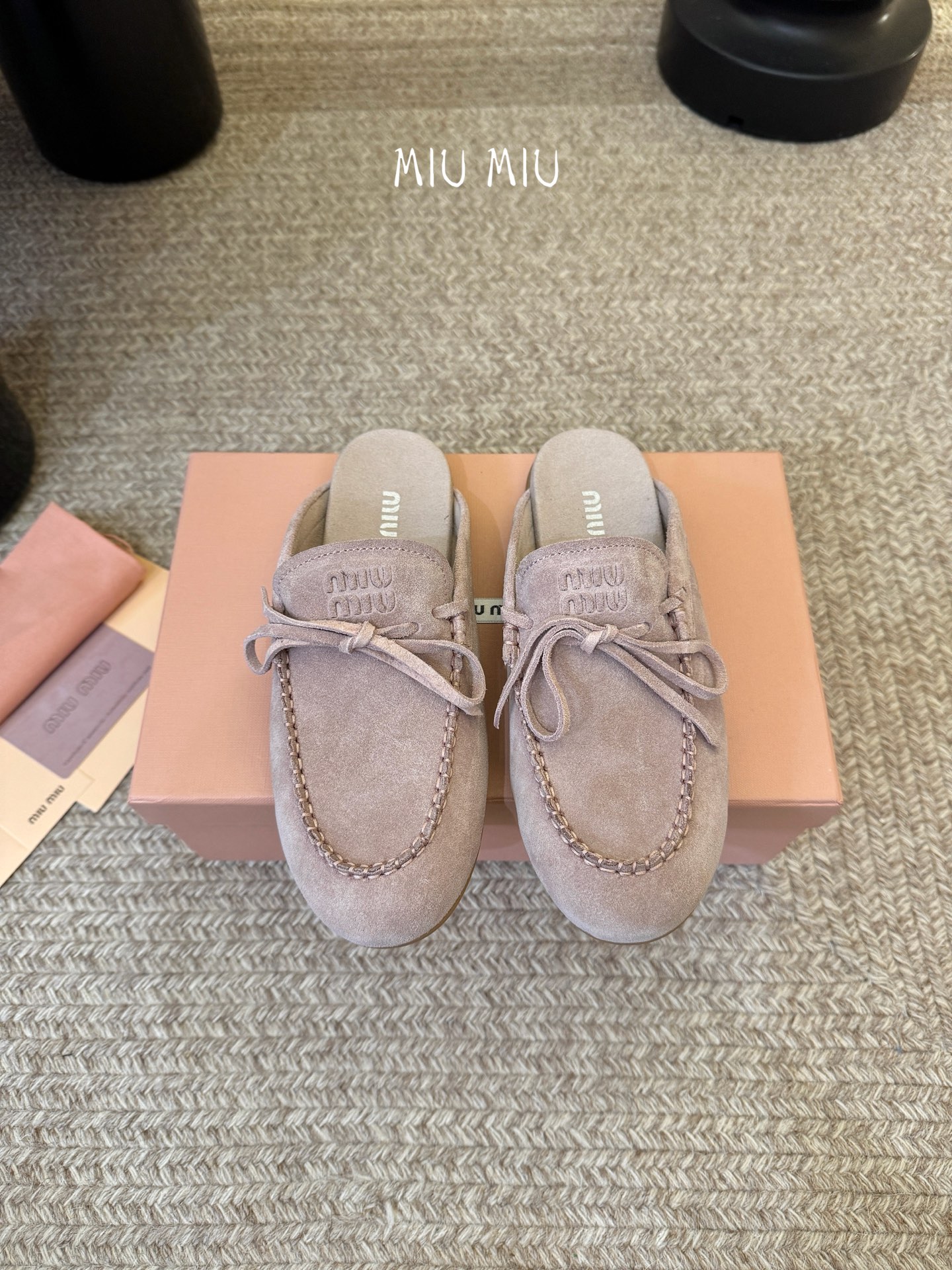 𝑀𝑖𝑢𝑀𝑖×𝐵𝑎𝑙𝑎𝑛𝑐缪 缪 新款包拖鞋系列上新★★★★★ 舒适度与时髦度并存的开挂全新系列，设计搭配