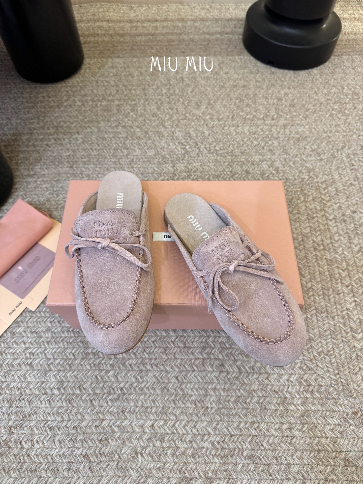 𝑀𝑖𝑢𝑀𝑖×𝐵𝑎𝑙𝑎𝑛𝑐缪 缪 新款包拖鞋系列上新★★★★★ 舒适度与时髦度并存的开挂全新系列，设计搭配