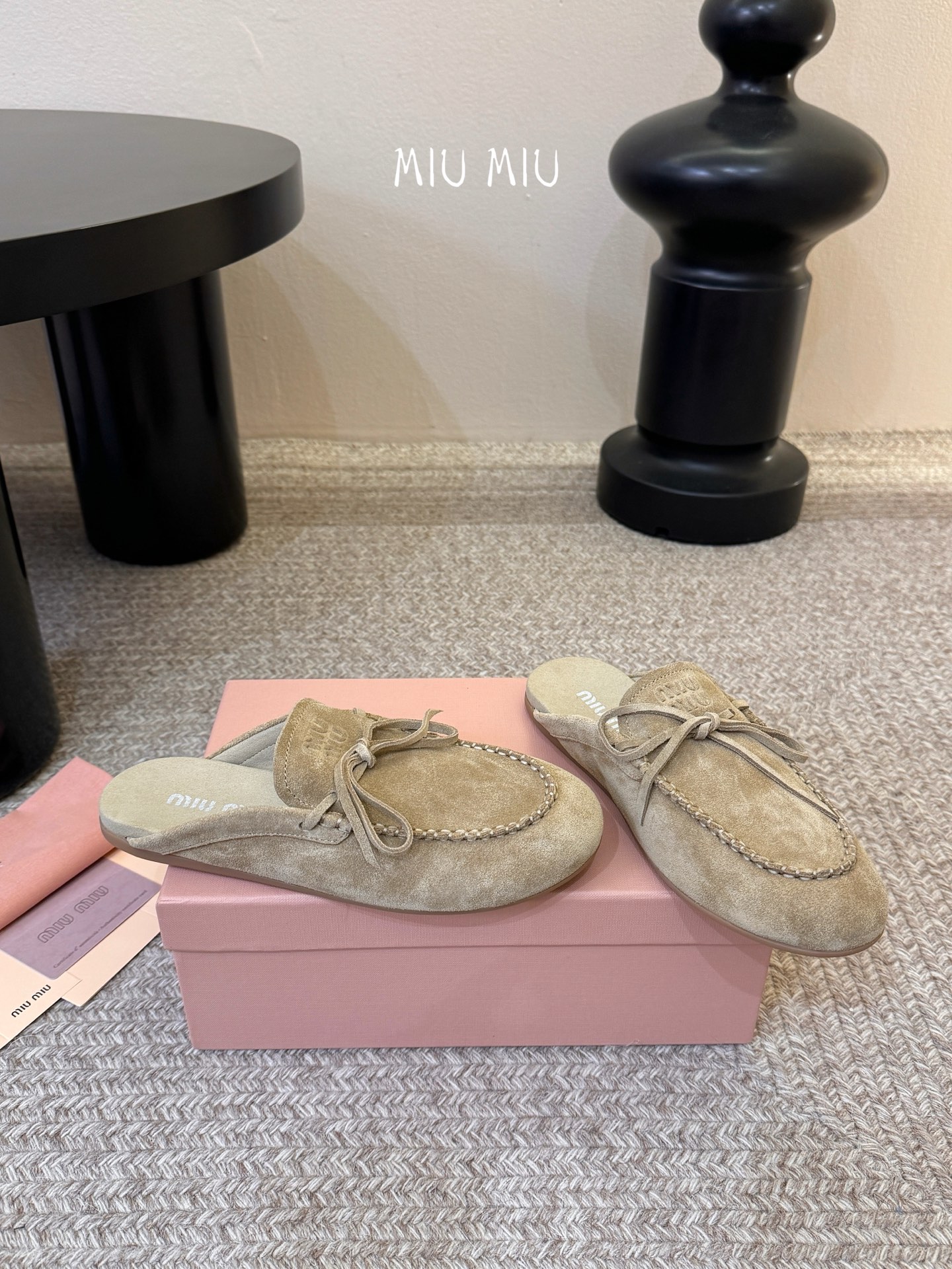 𝑀𝑖𝑢𝑀𝑖×𝐵𝑎𝑙𝑎𝑛𝑐缪 缪 新款包拖鞋系列上新★★★★★ 舒适度与时髦度并存的开挂全新系列，设计搭配