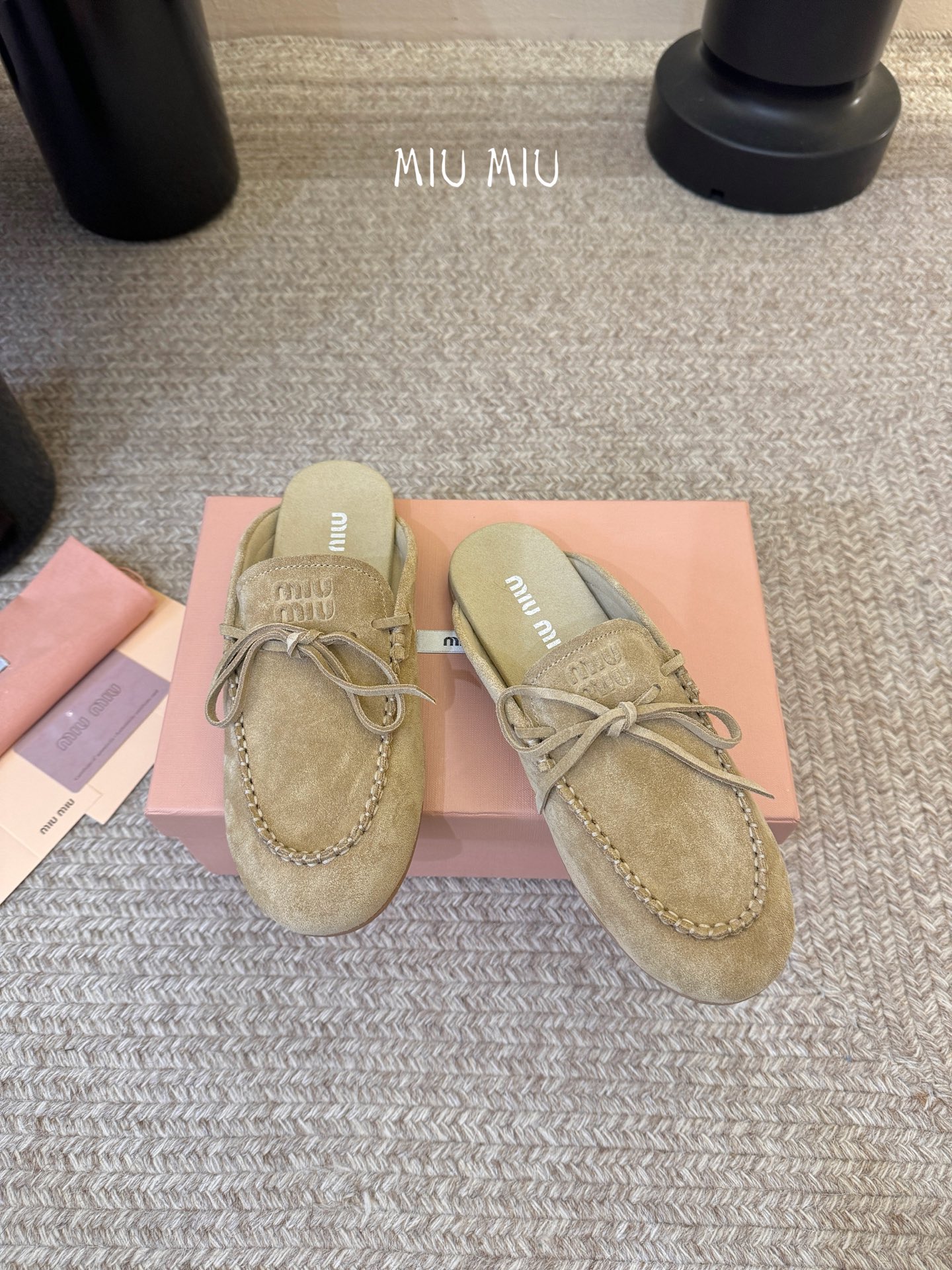 𝑀𝑖𝑢𝑀𝑖×𝐵𝑎𝑙𝑎𝑛𝑐缪 缪 新款包拖鞋系列上新★★★★★ 舒适度与时髦度并存的开挂全新系列，设计搭配