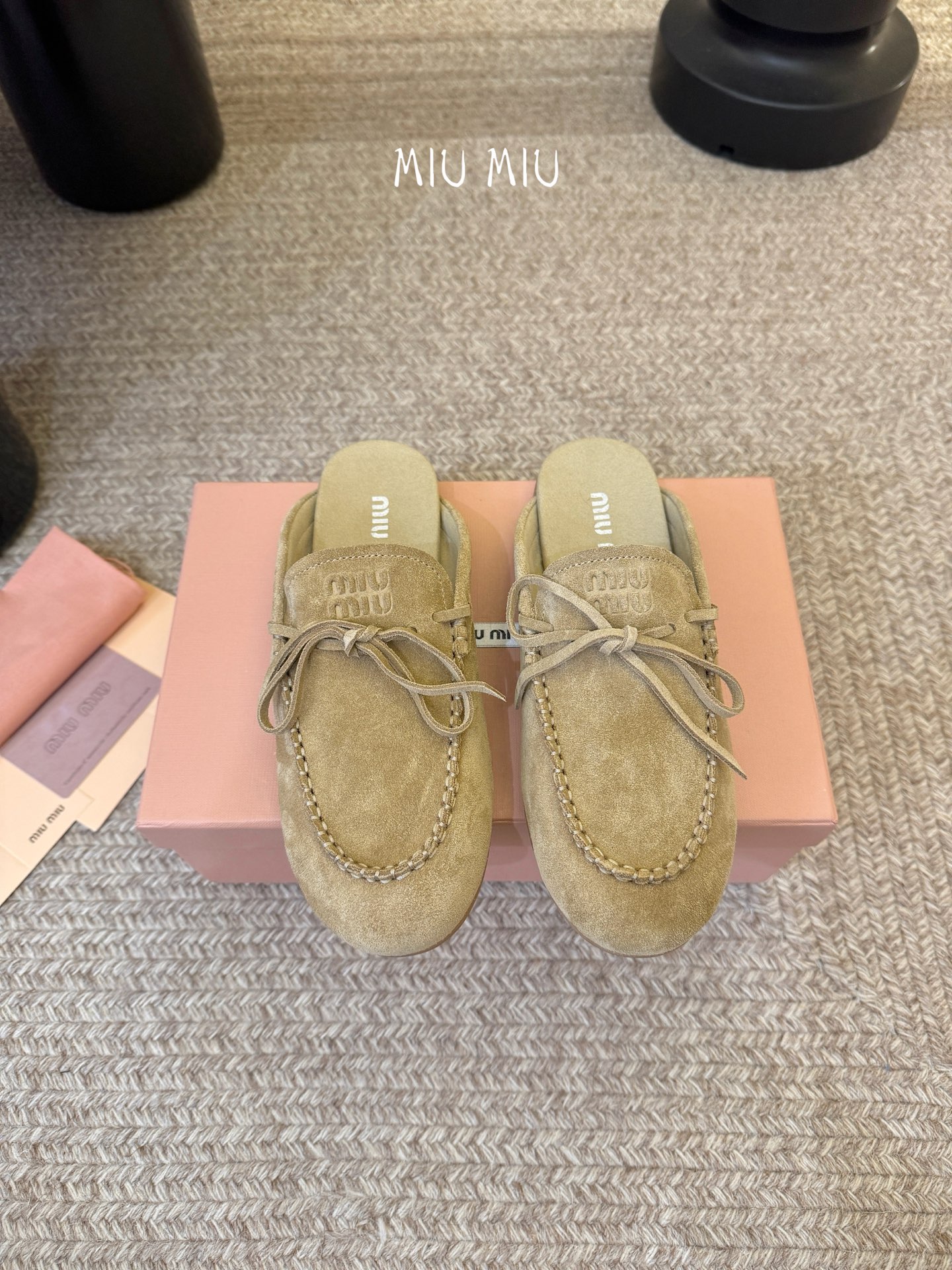 𝑀𝑖𝑢𝑀𝑖×𝐵𝑎𝑙𝑎𝑛𝑐缪 缪 新款包拖鞋系列上新★★★★★ 舒适度与时髦度并存的开挂全新系列，设计搭配